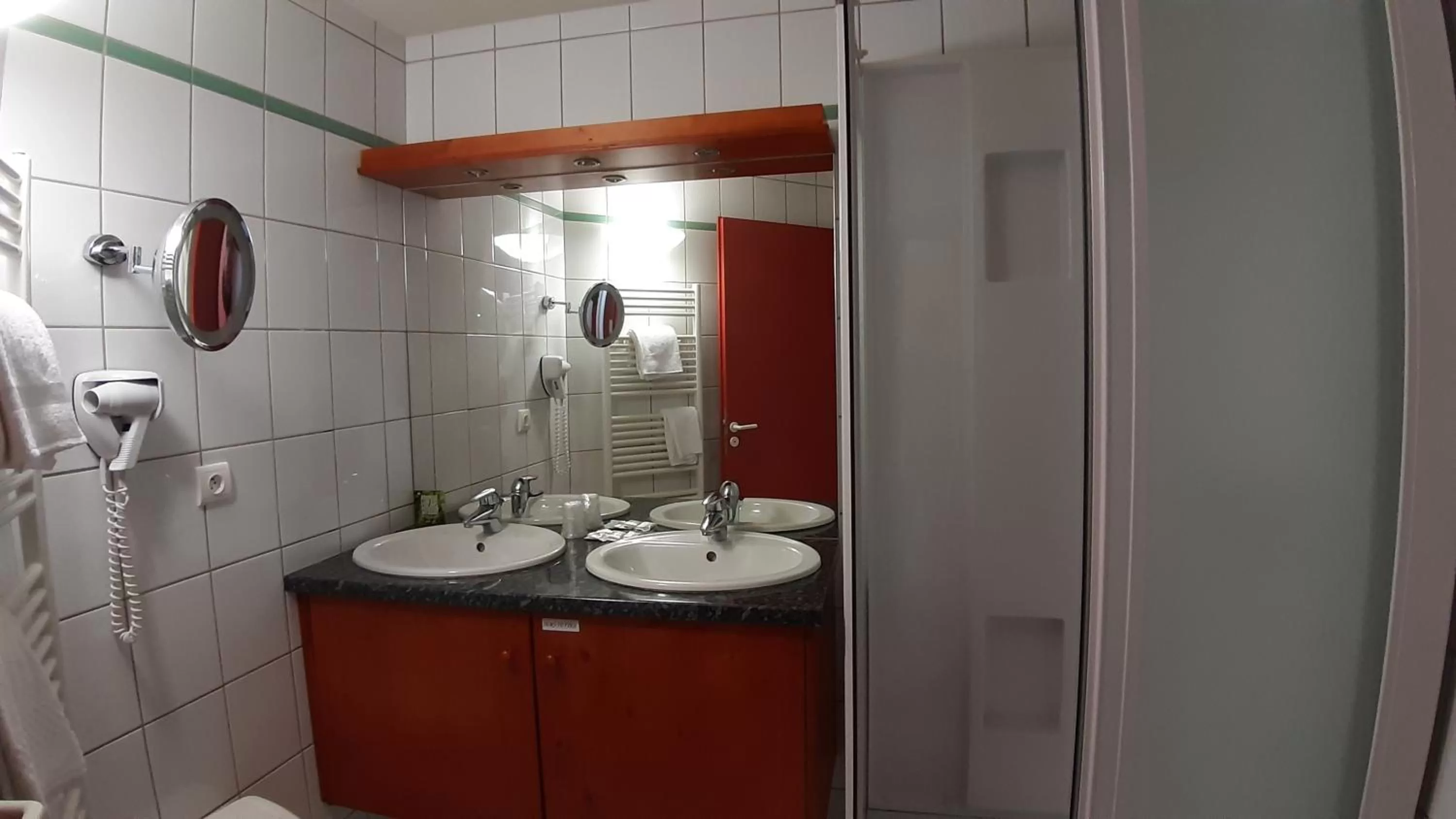 Shower in Hotel De La Route Verte