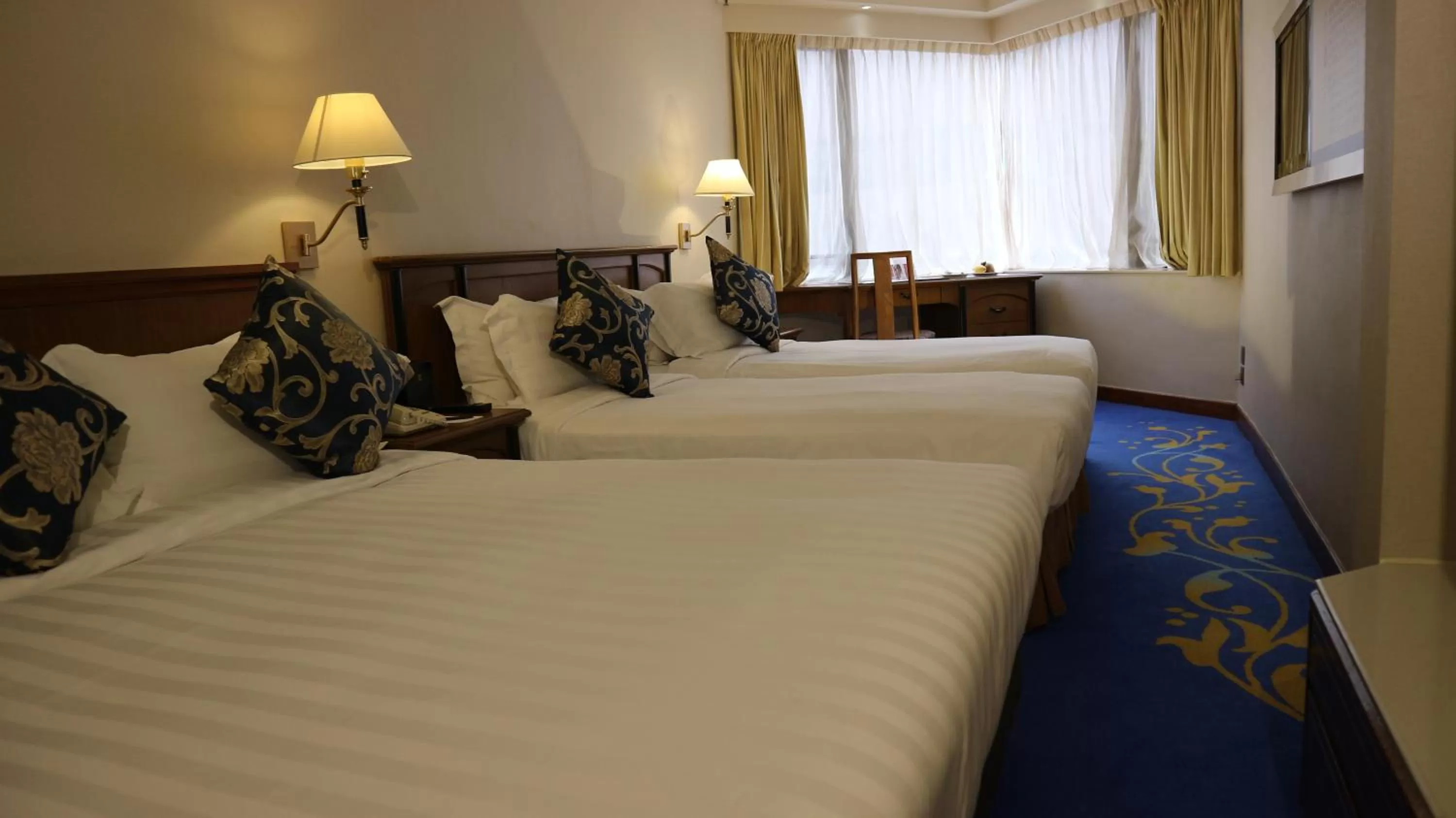 Photo of the whole room, Bed in The Kimberley Hotel