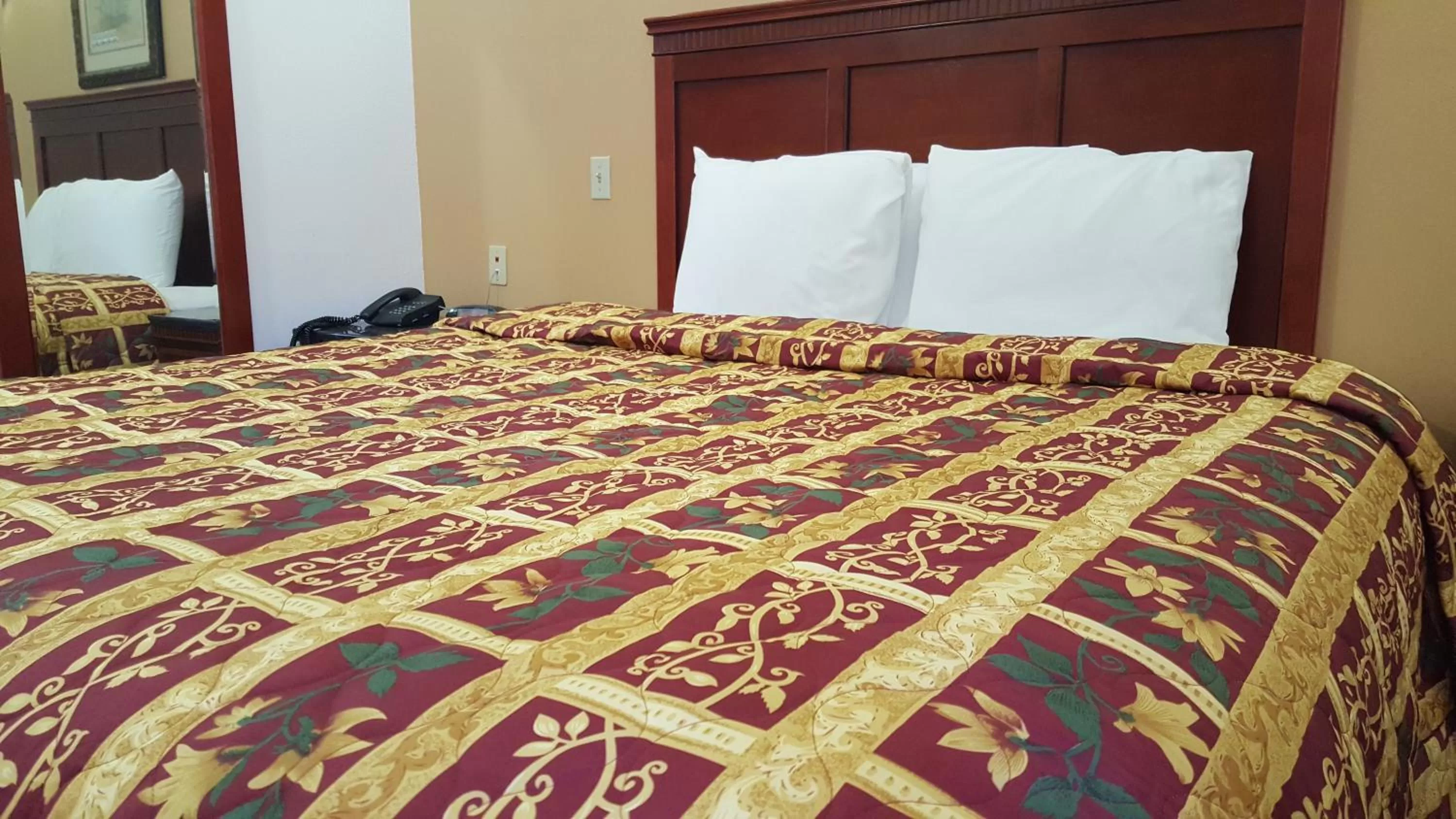 Bed in Royal Inn Motel Long Beach