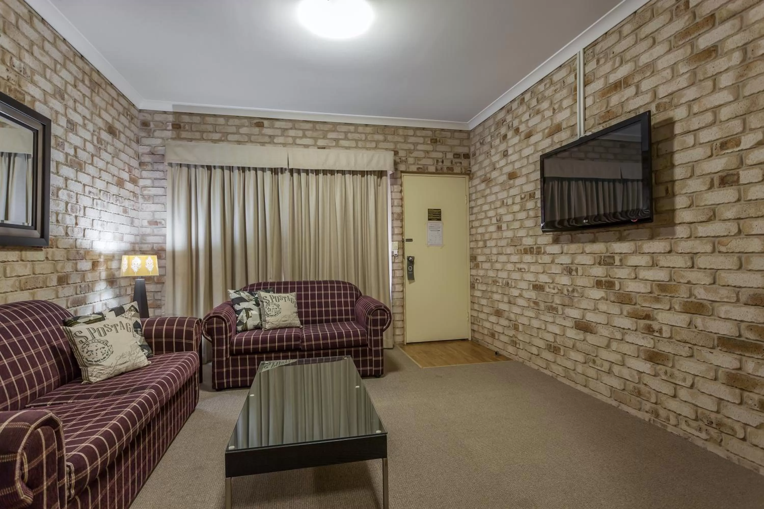 Facade/entrance in Highlander Motor Inn