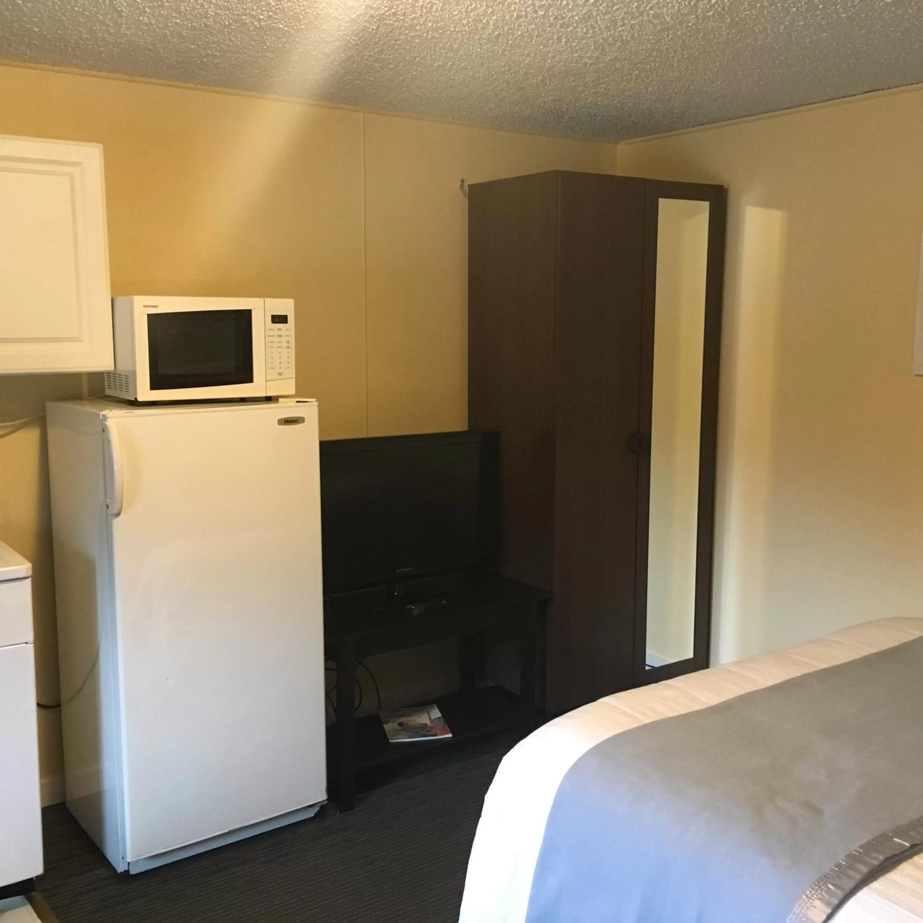 TV and multimedia, Bed in Clarence Inn Extended Stay