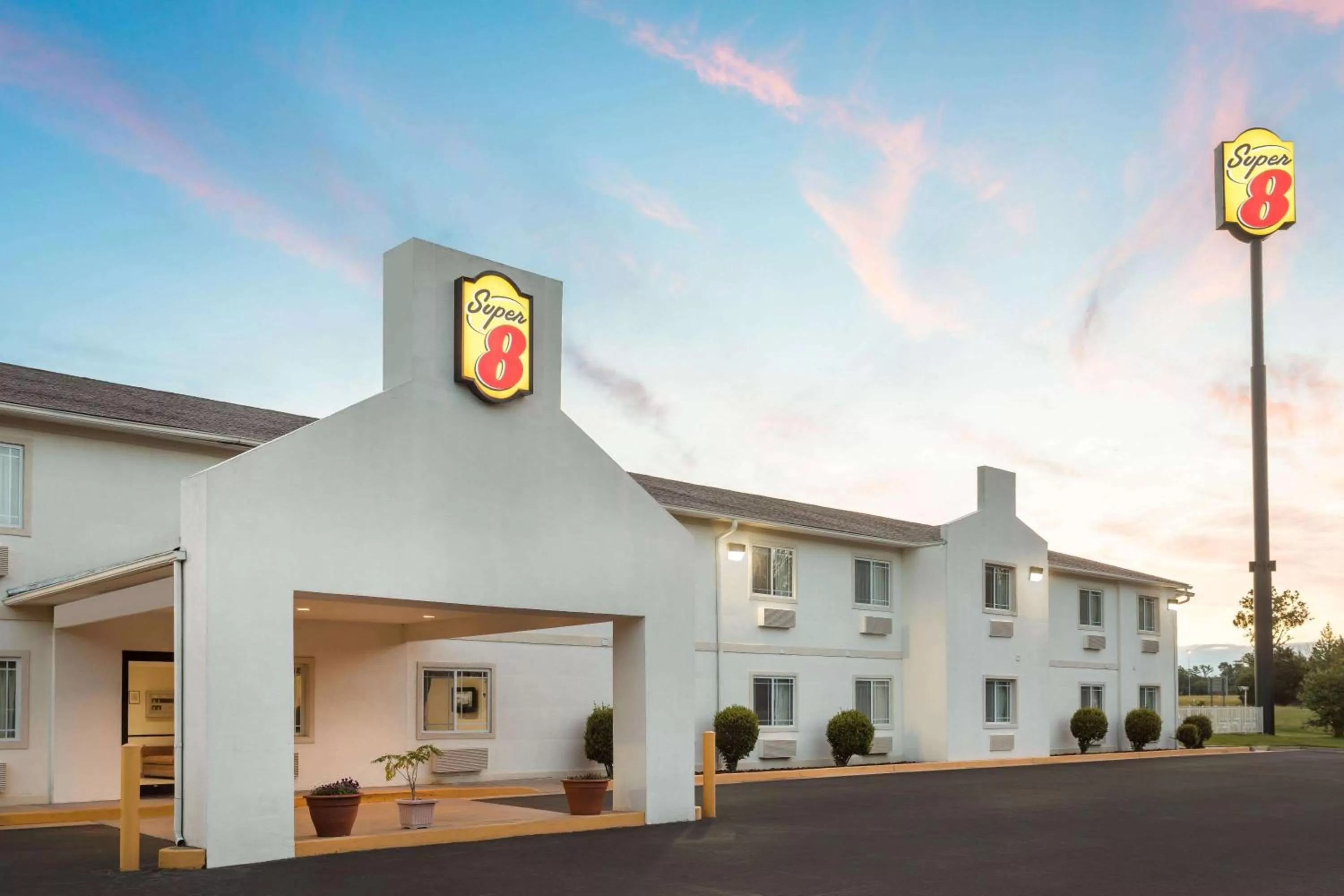 Property Building in Super 8 by Wyndham Vicksburg