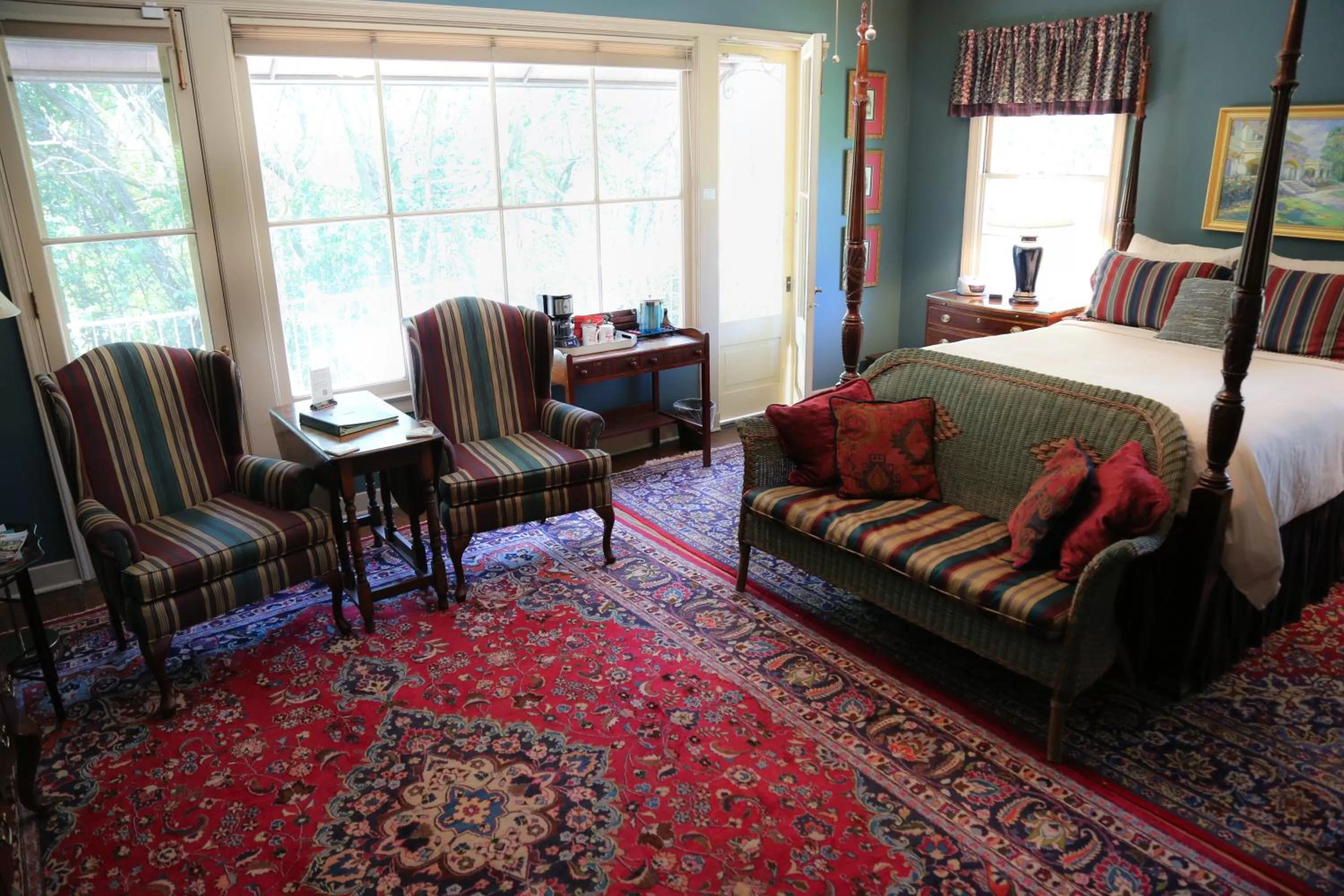 Seating area, Bed in The Stockade Bed and Breakfast