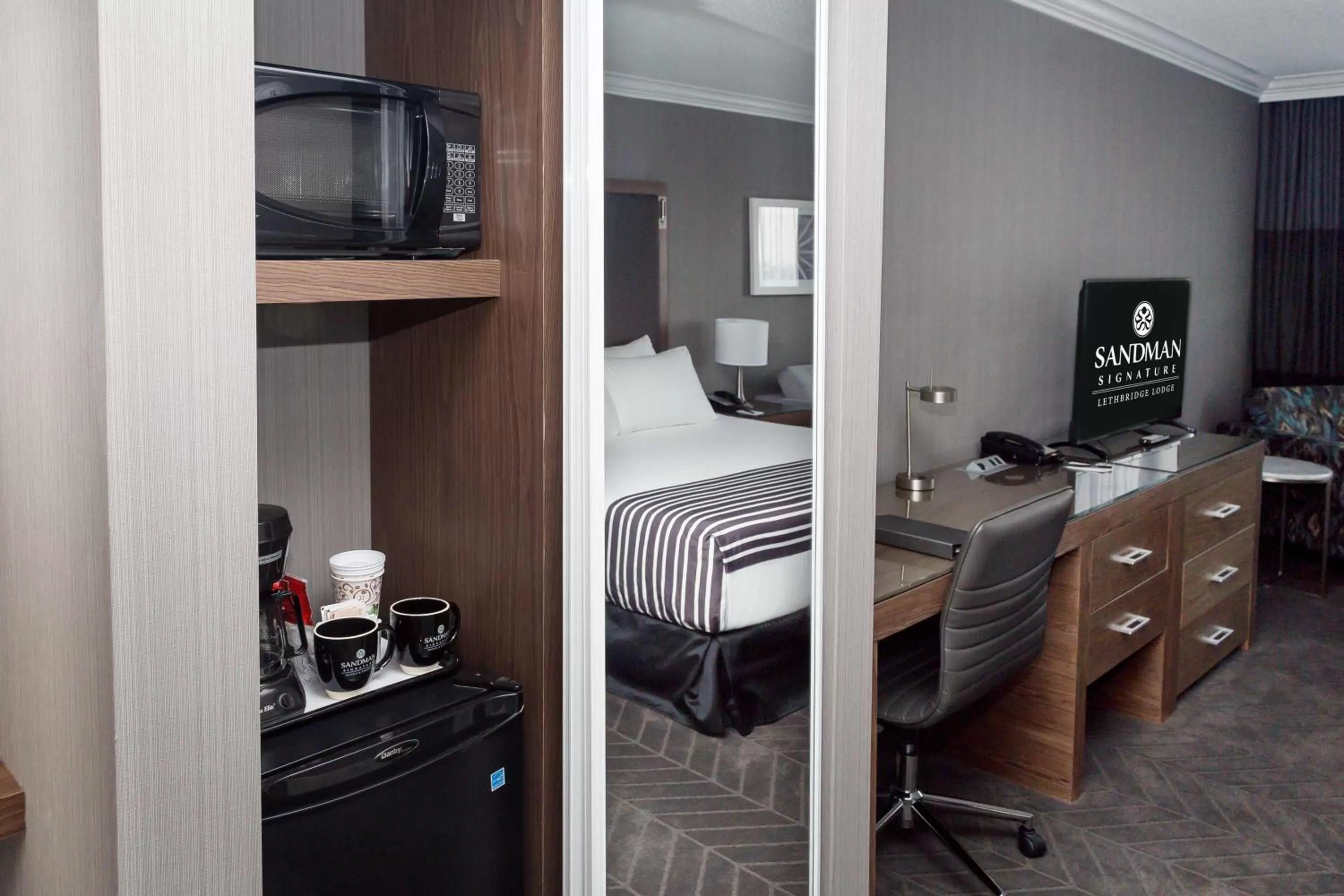 Bedroom, Bed in Sandman Signature Lethbridge Lodge