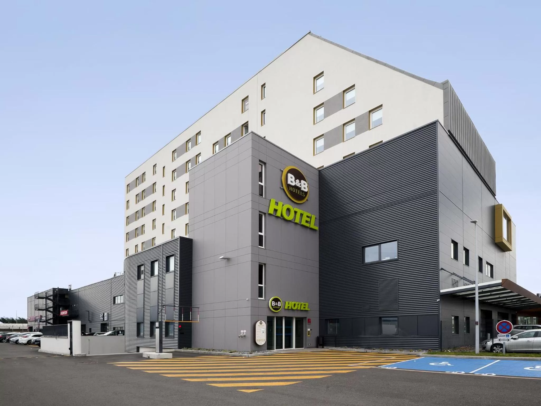 Property building in B&B HOTEL Lyon Sud États-Unis