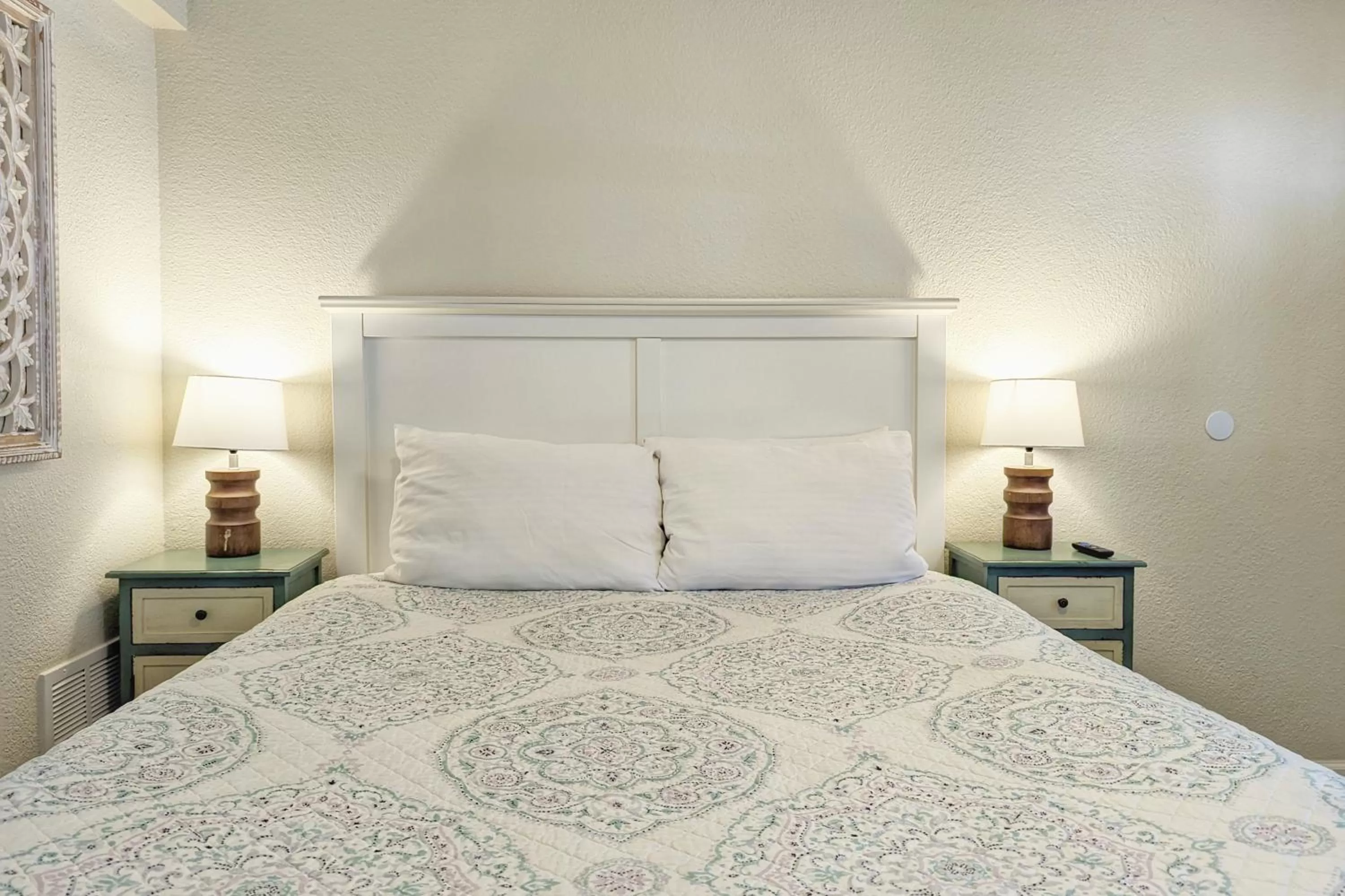 Bed in The Fountain Creek Inn of Manitou Springs