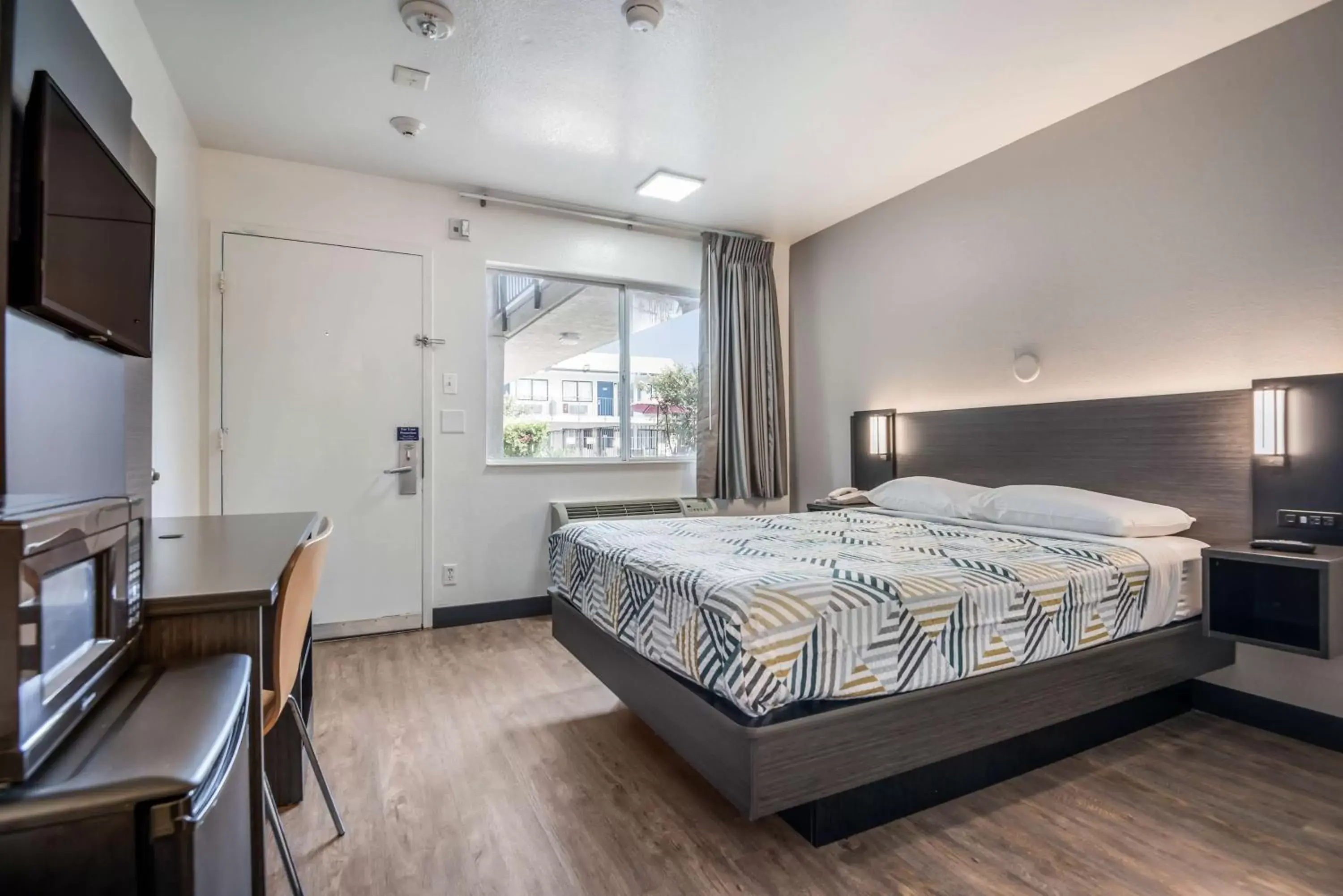 Deluxe Queen Room in Motel 6-College Station, TX - Bryan Deluxe Queen Room in Motel 6-College Station, TX - Bryan