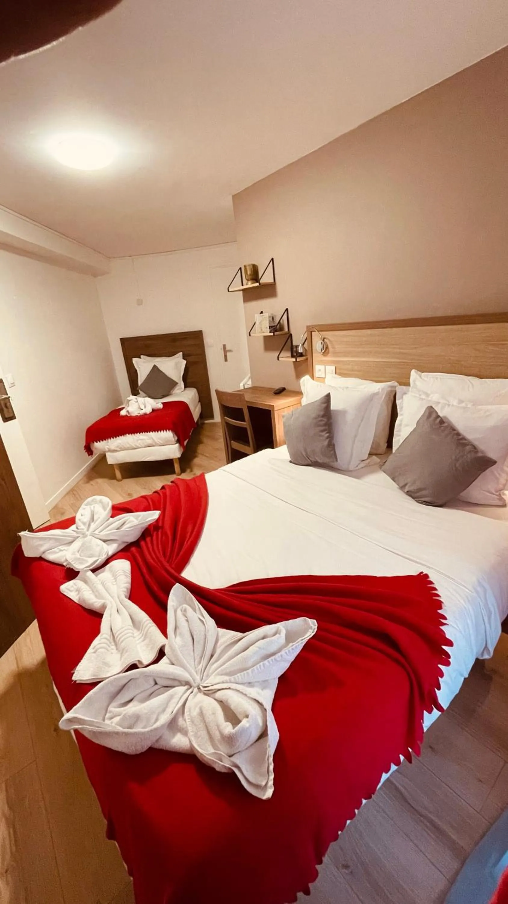 Photo of the whole room in Jeff Hotel