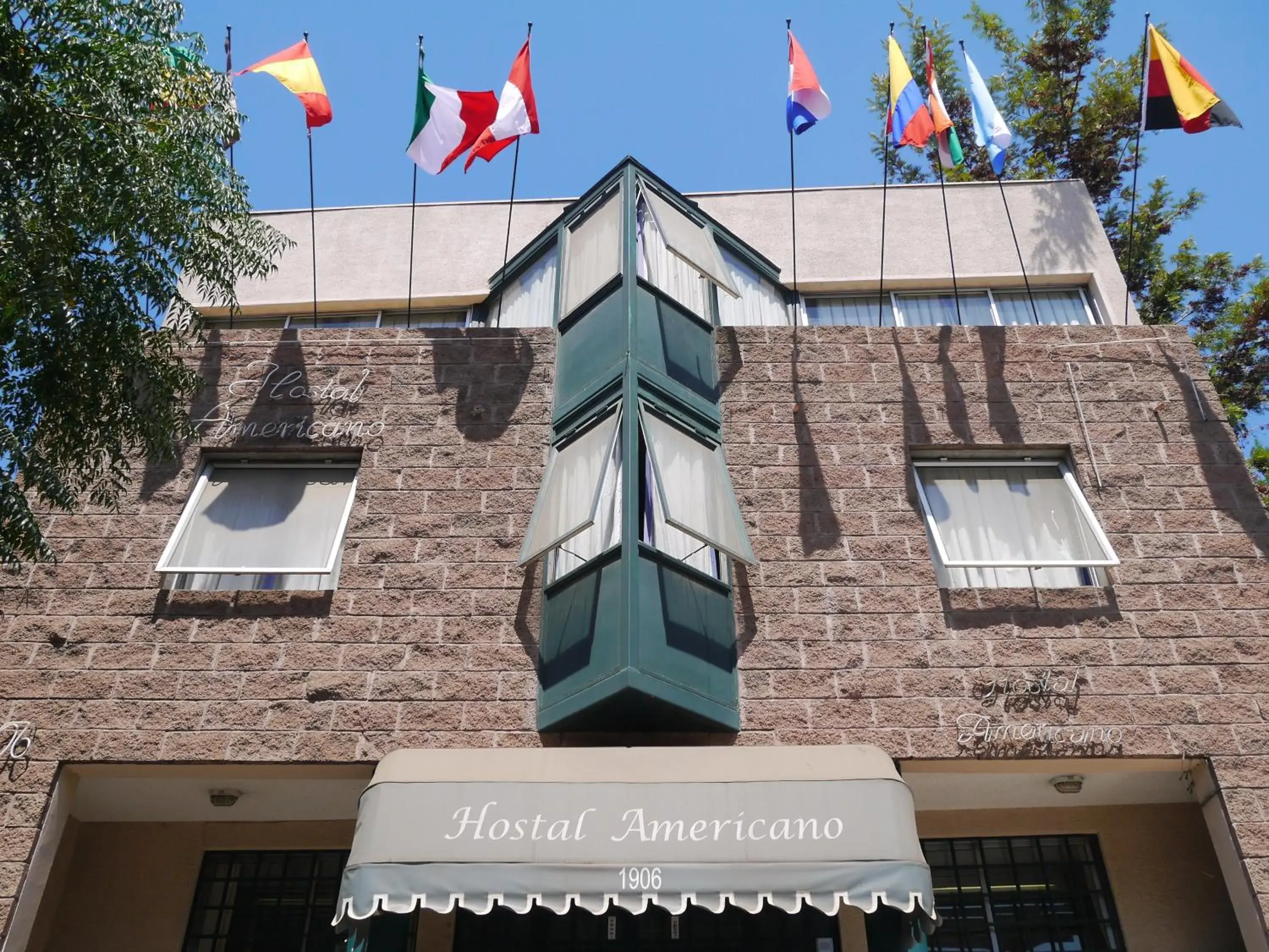 Property Building in Hostal Americano Property Building in Hostal Americano