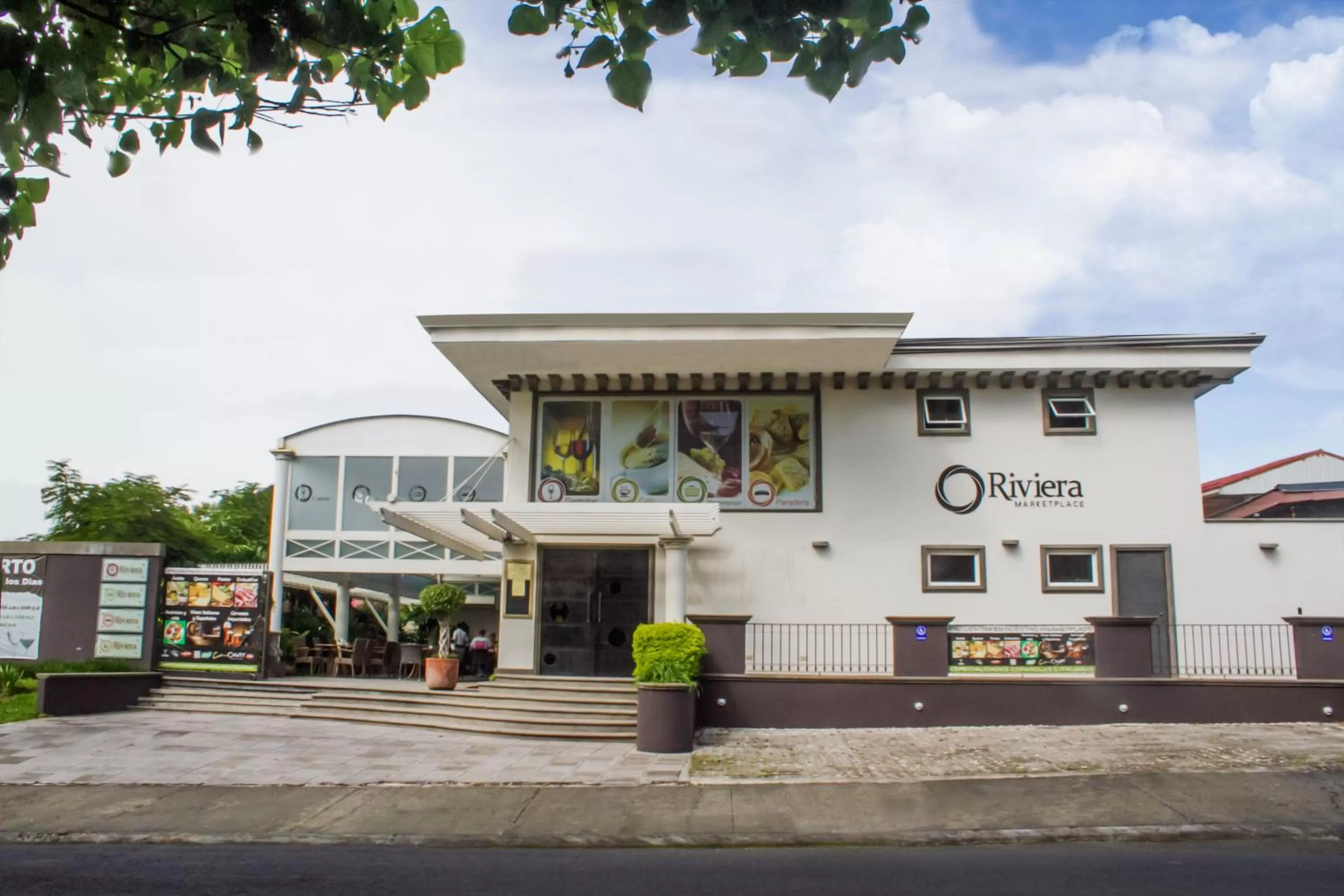 Restaurant/places to eat in La Riviera Hotel