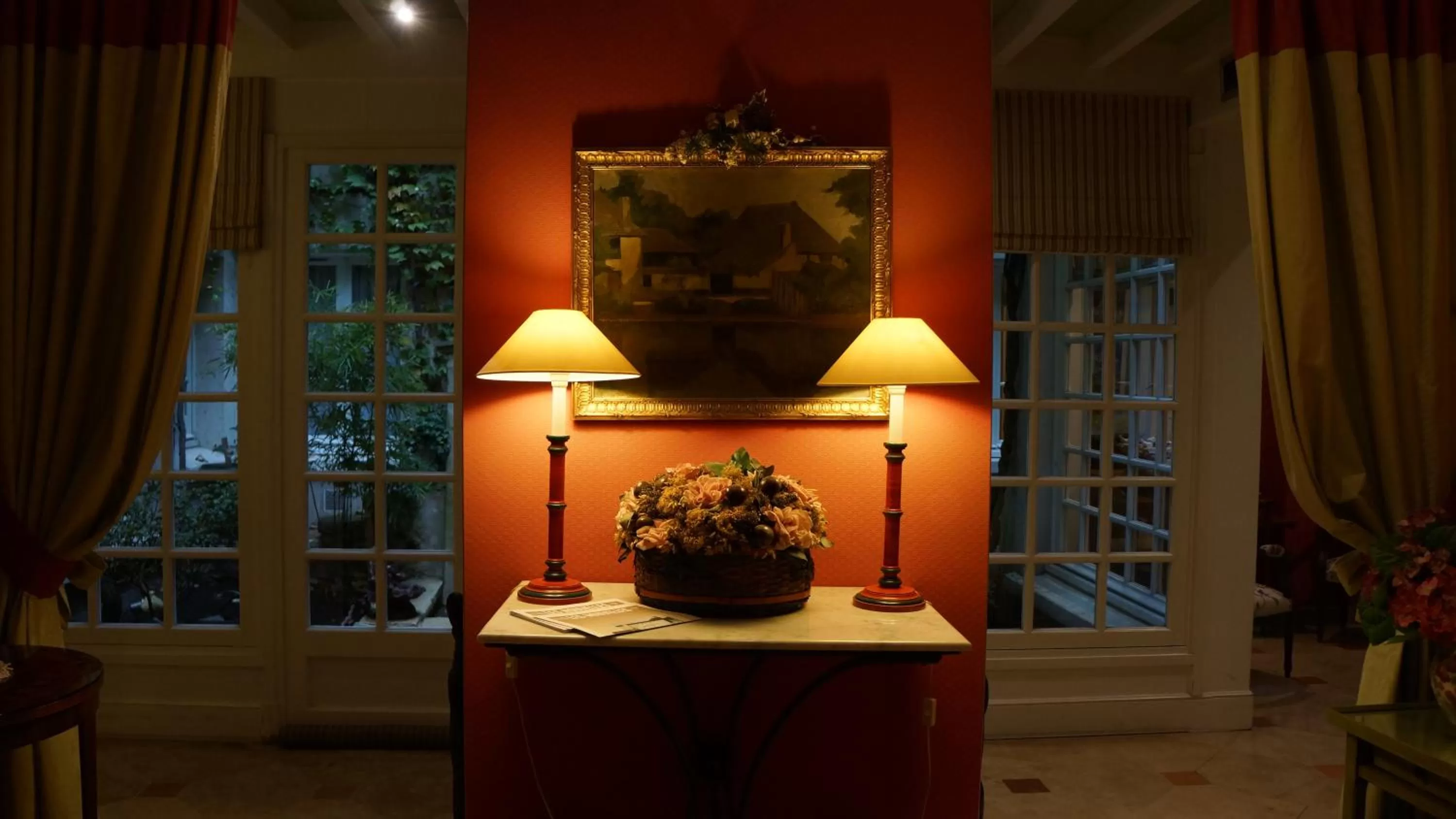 Library in Le Relais Médicis