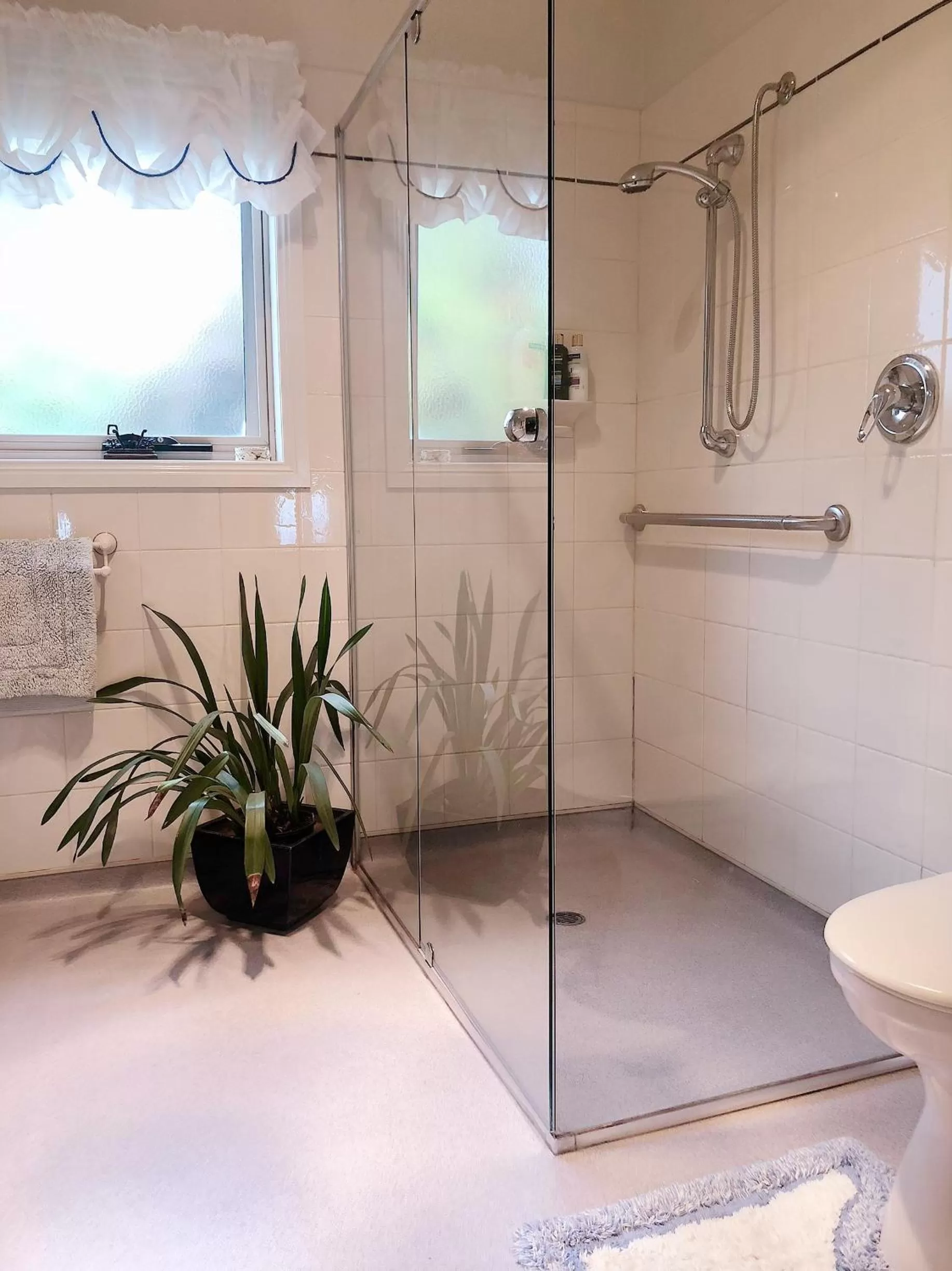 Shower, Bathroom in Rosewood Park Guest Suite