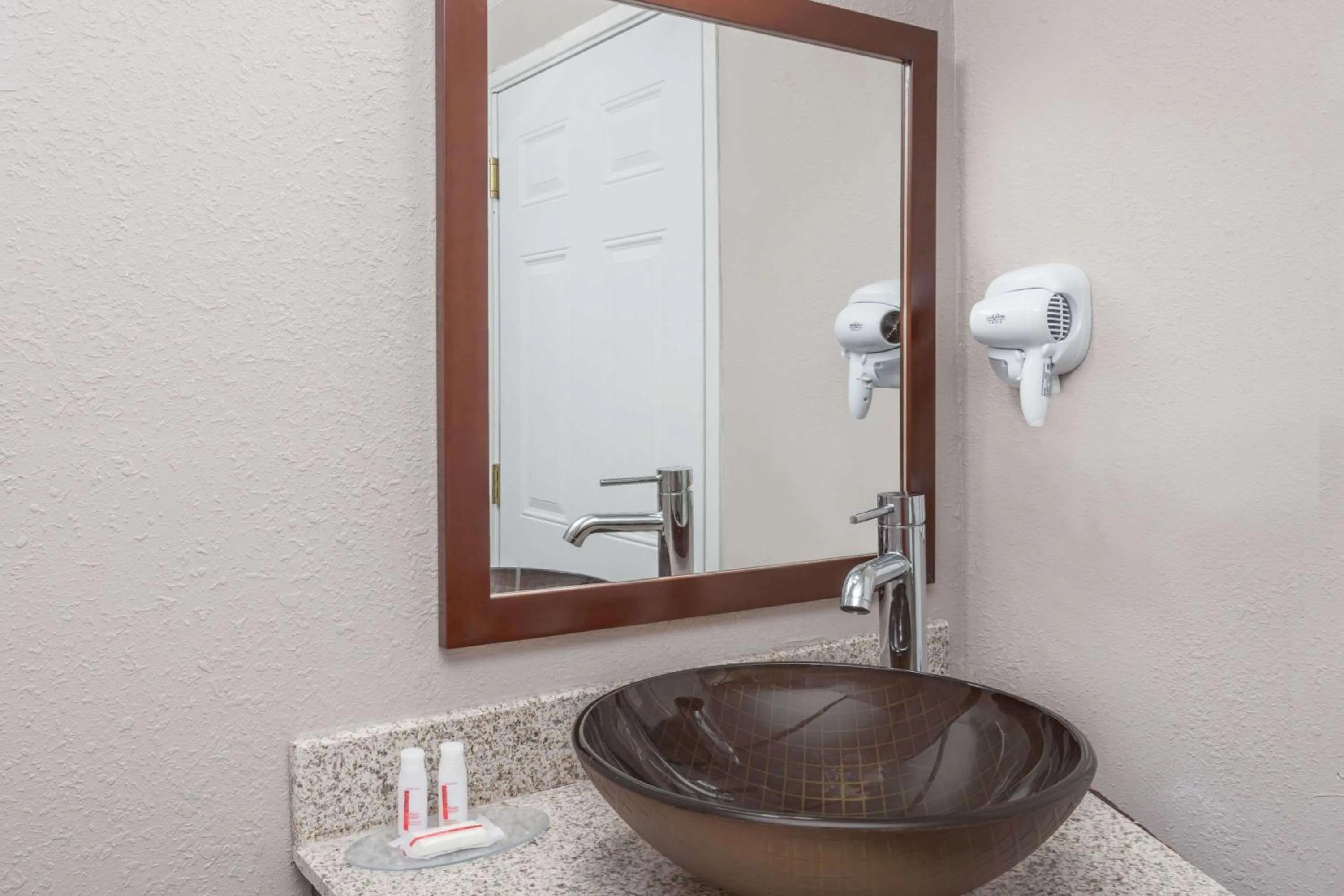 Studio King Suite - Non-Smoking in Baymont by Wyndham Delavan Near Lake Geneva