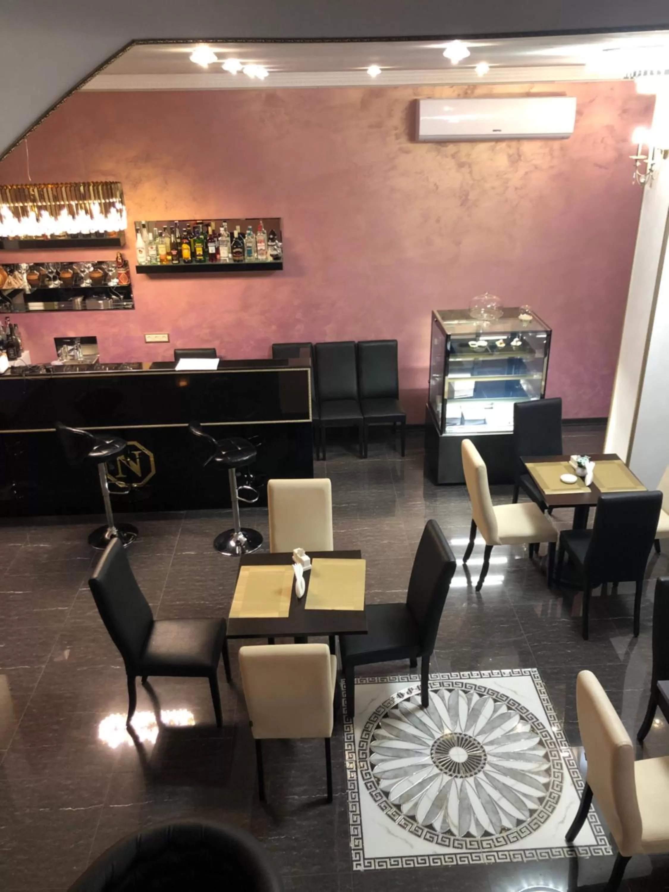 Restaurant/Places to Eat in Nork Hotel