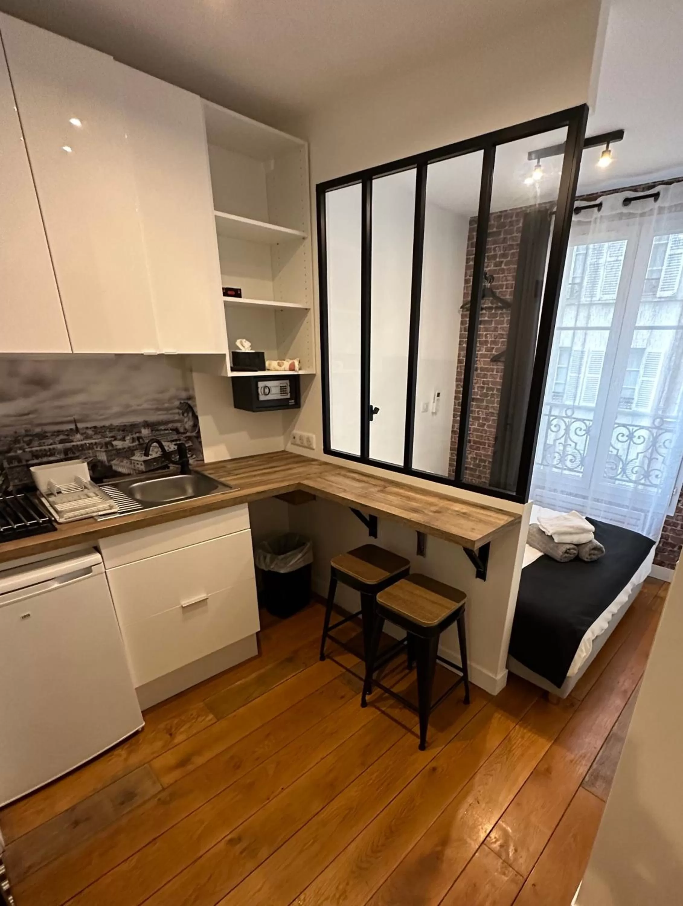 Photo of the whole room in Beatrice et Emmanuel Meublé Eiffel