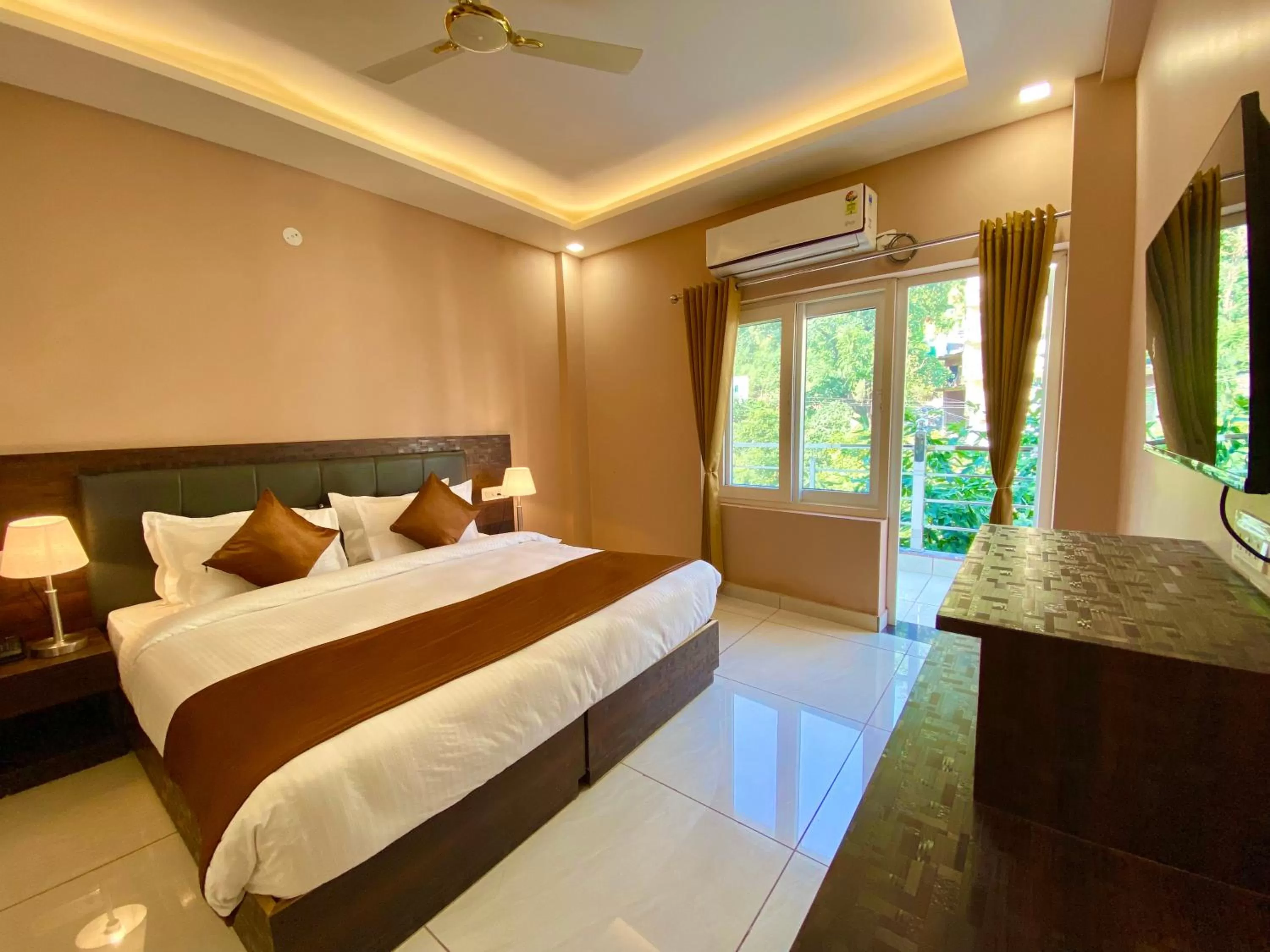 Bed in Hotel Shiv Inn Near Secret Waterfall