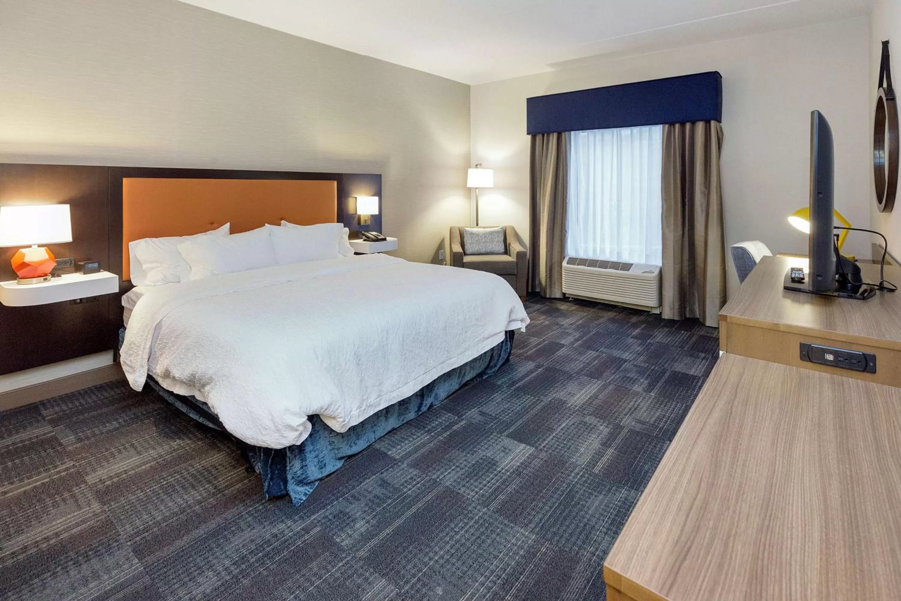 Bedroom, Bed in Hampton Inn & Suites Morgantown / University Town Centre