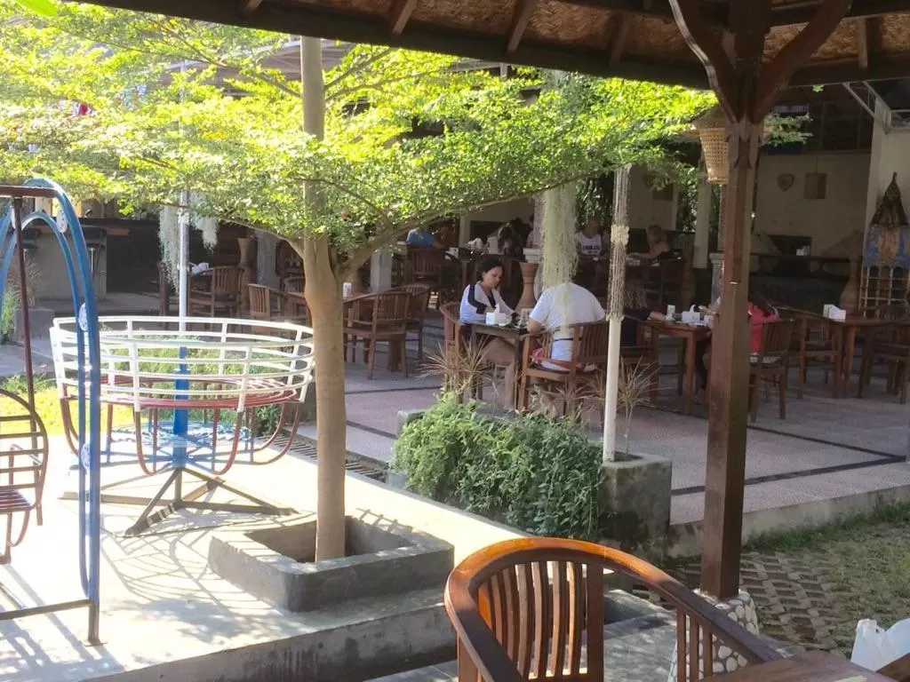 Restaurant/Places to Eat in Astina Hotel