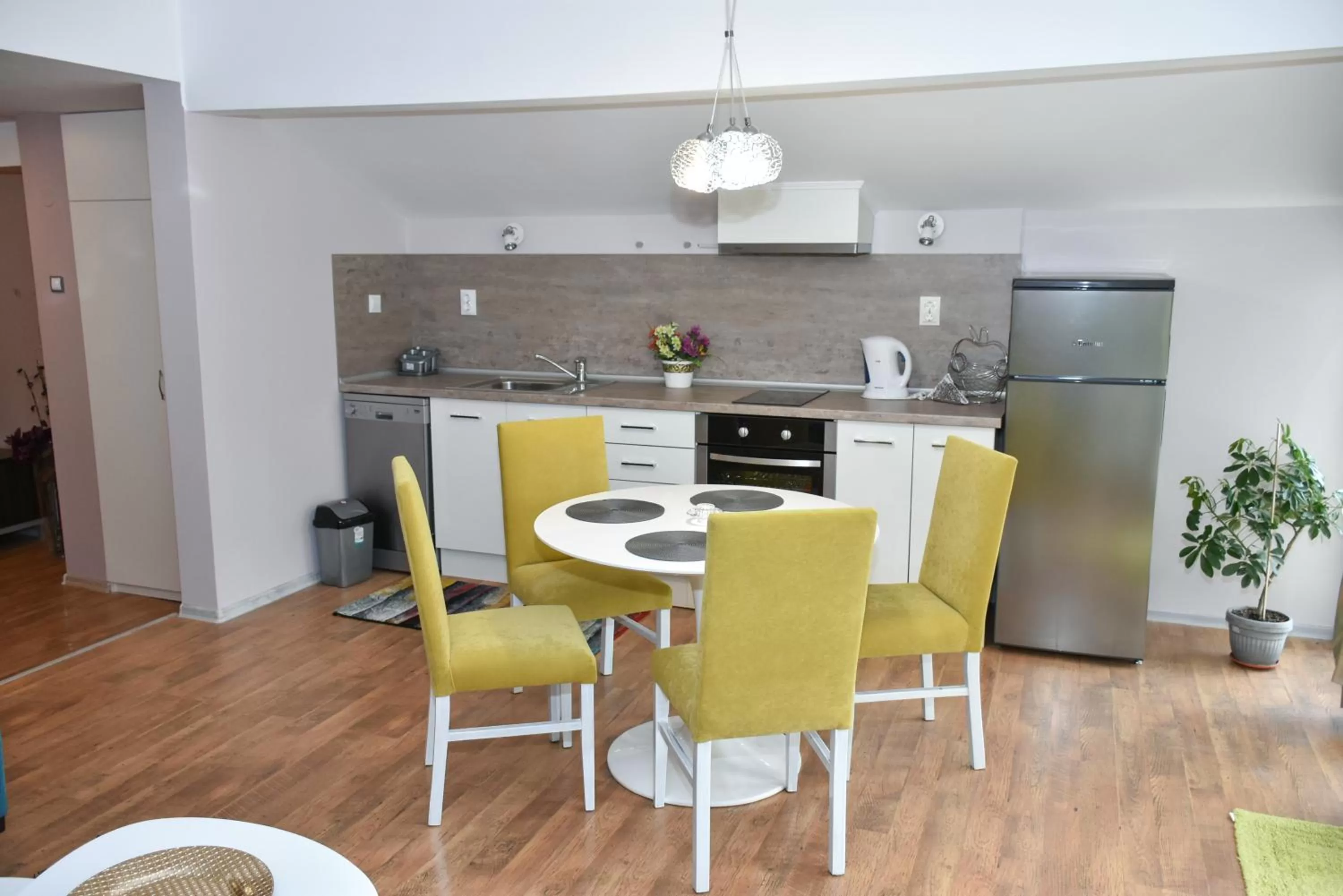 Dining area, Kitchen/Kitchenette in White Rose Family Guest House