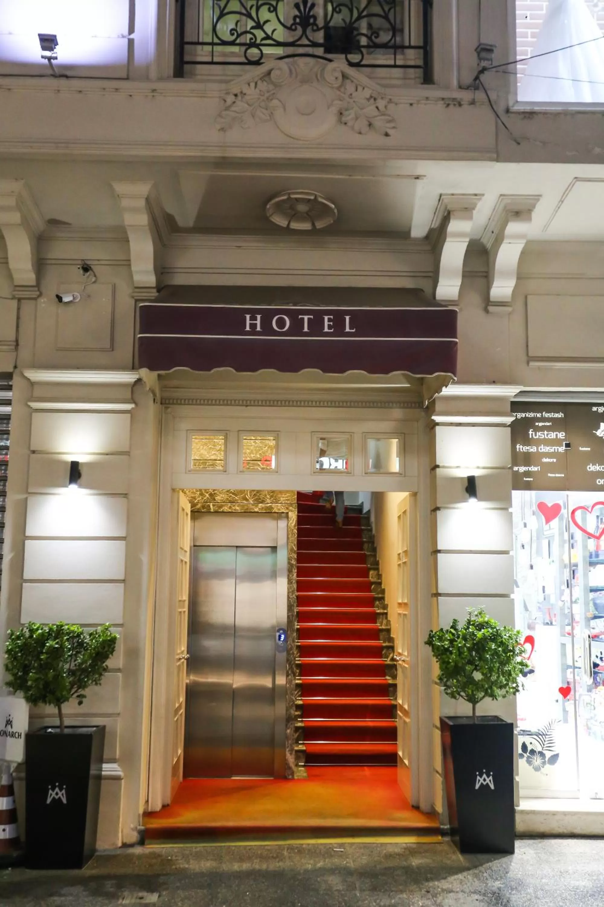 Facade/entrance in Hotel Monarch