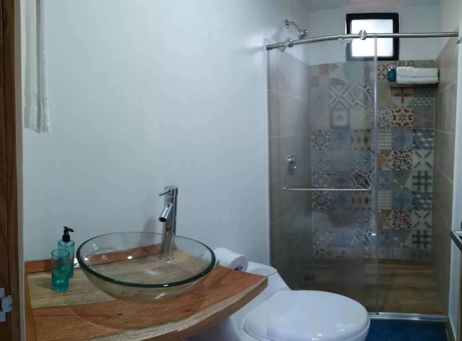 Shower, Bathroom in Hotel La Caracola