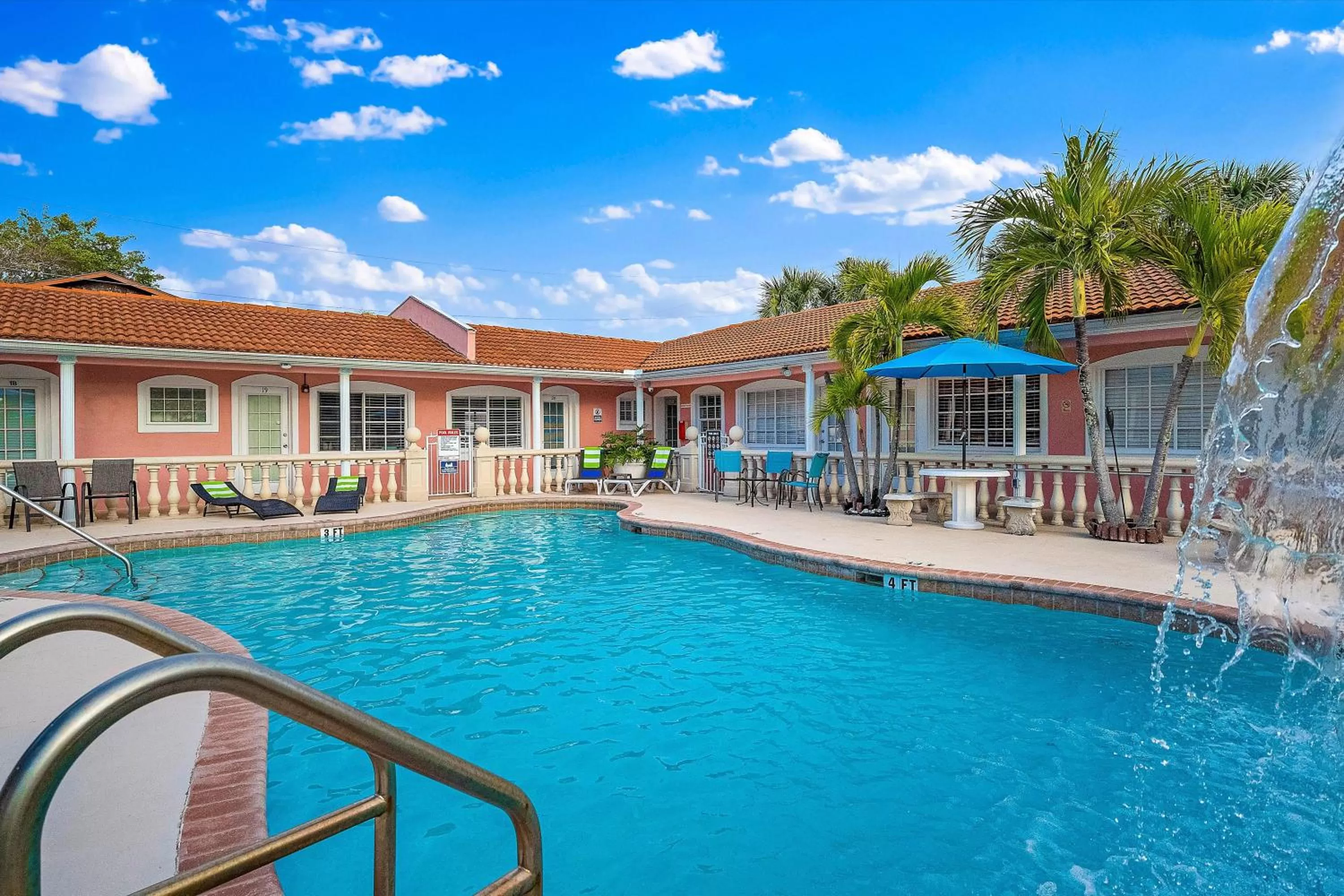 Swimming pool in Blind Pass Resort Motel