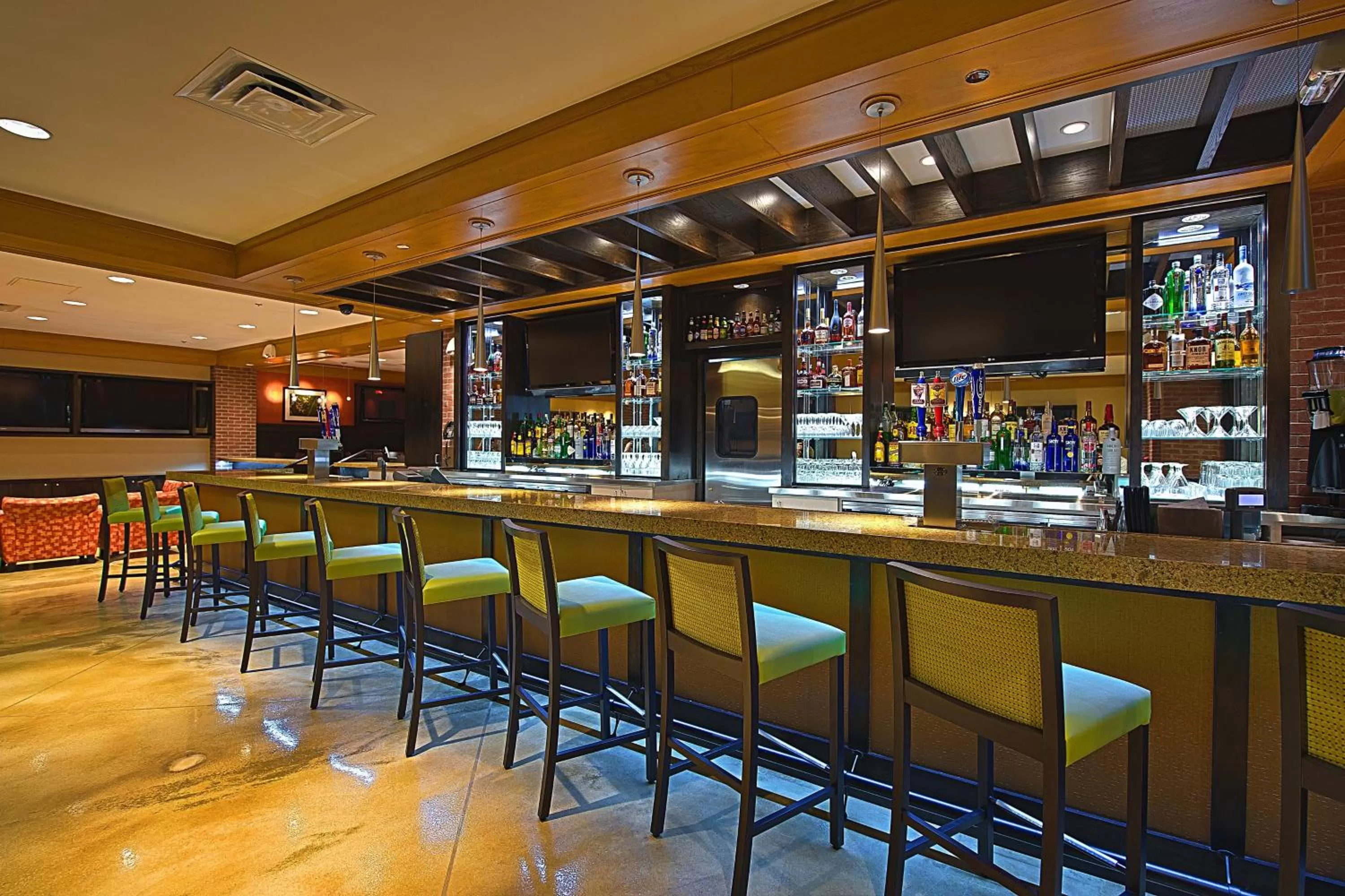Lounge or bar in Tulsa Marriott Southern Hills