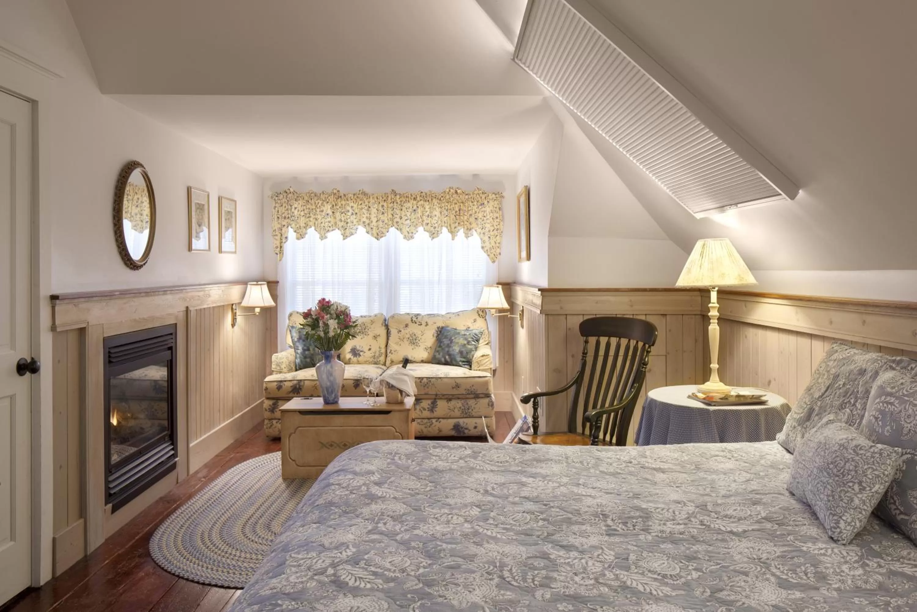 Bed in Isaiah Jones Homestead Bed and Breakfast