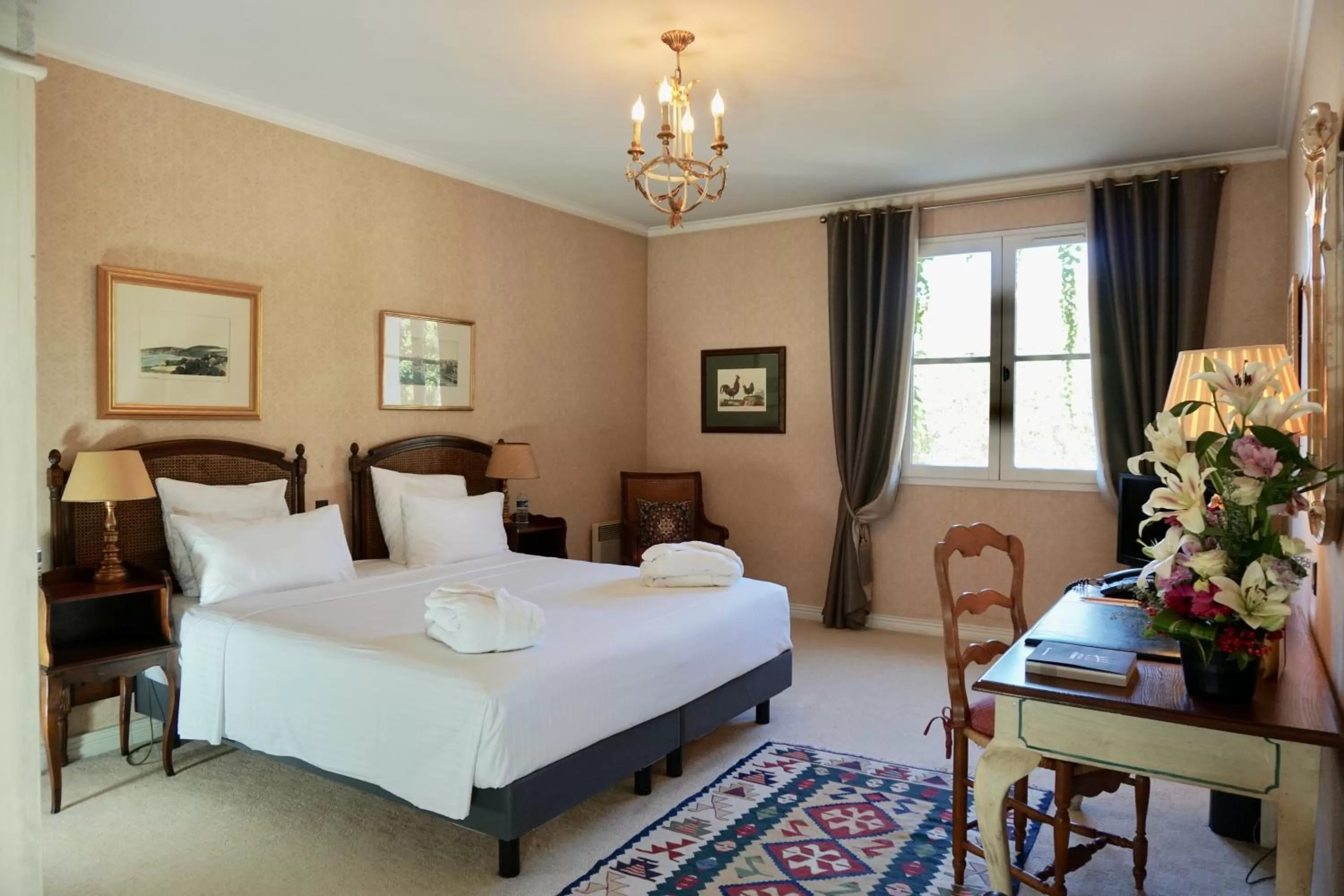 Photo of the whole room, Bed in Le Manoir de Gressy