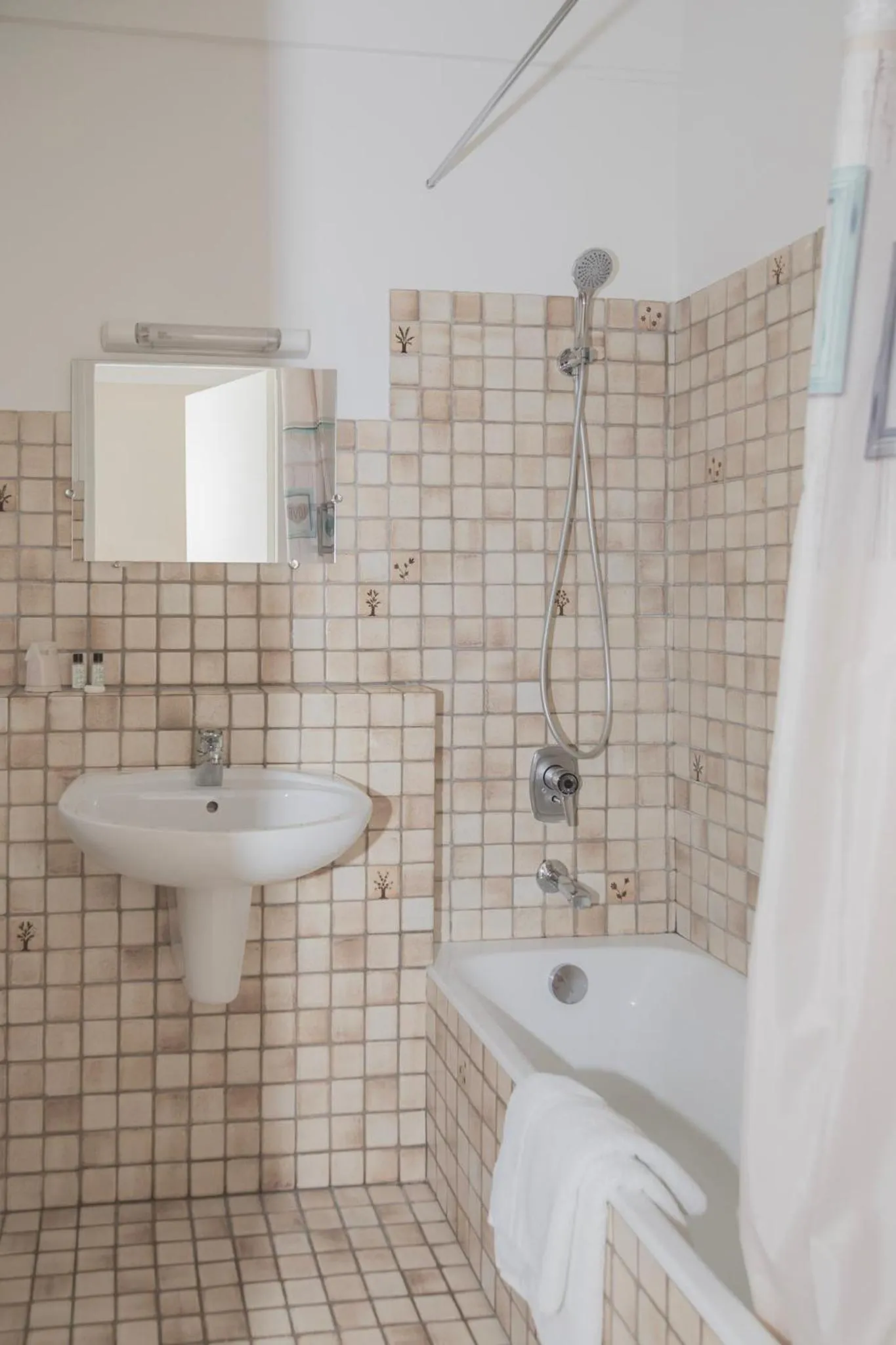 Bathroom in Cit'Hotel Aéro-Hotel