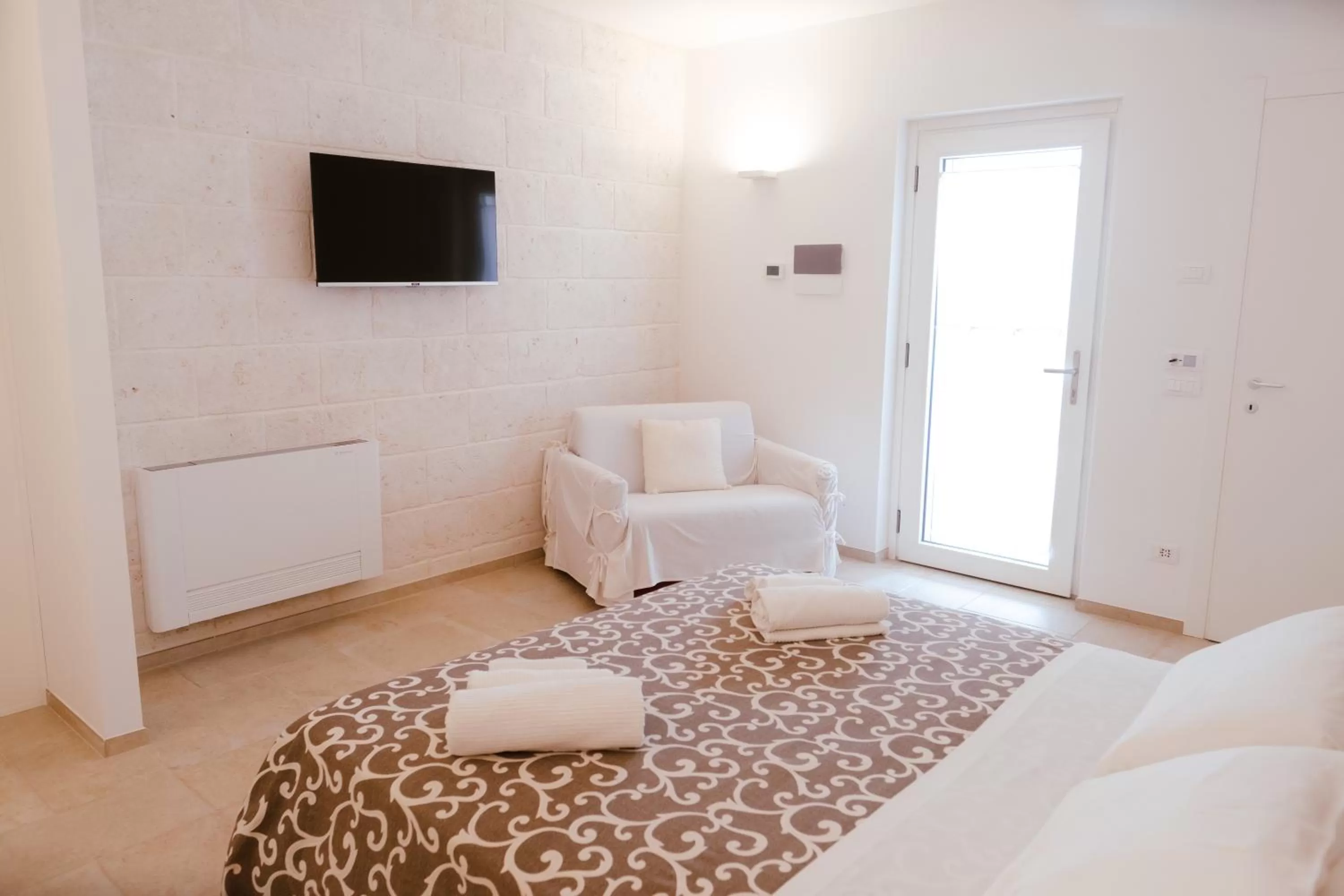 Bedroom, TV/Entertainment Center in Iconica Luxury Suites