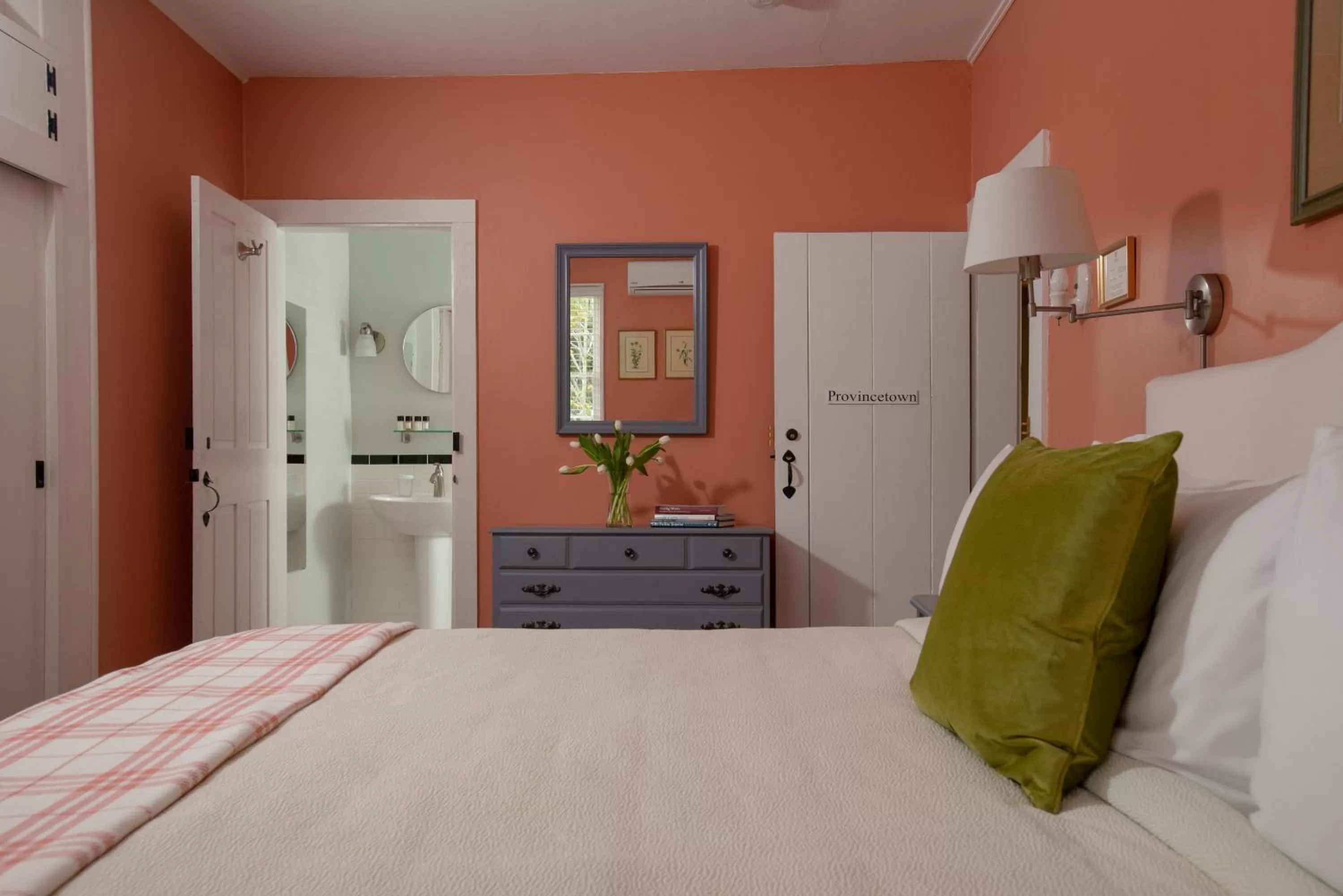 Bedroom, Bed in Village Inn