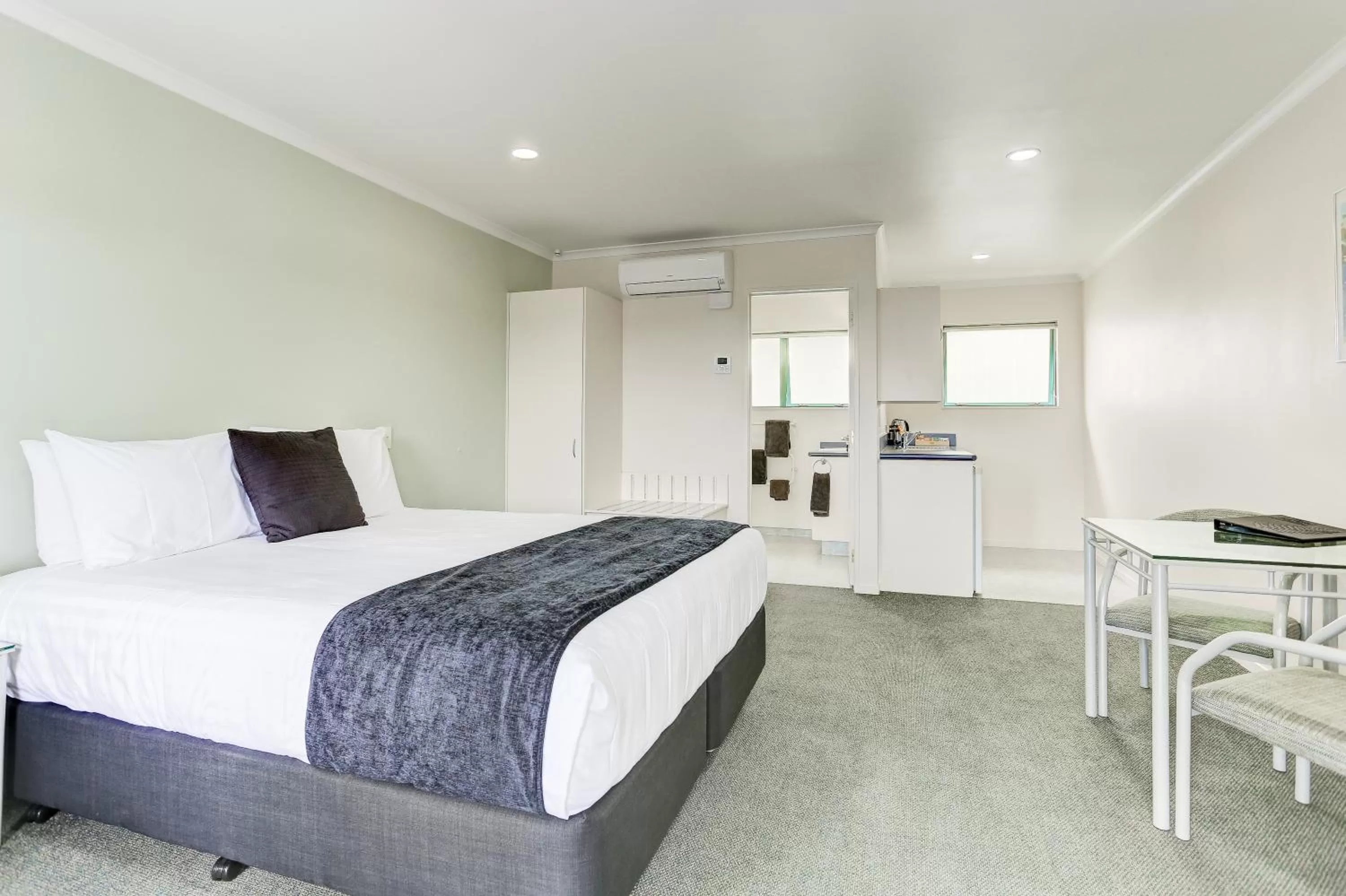 Bed in ASURE Cooks Gardens Motor Lodge