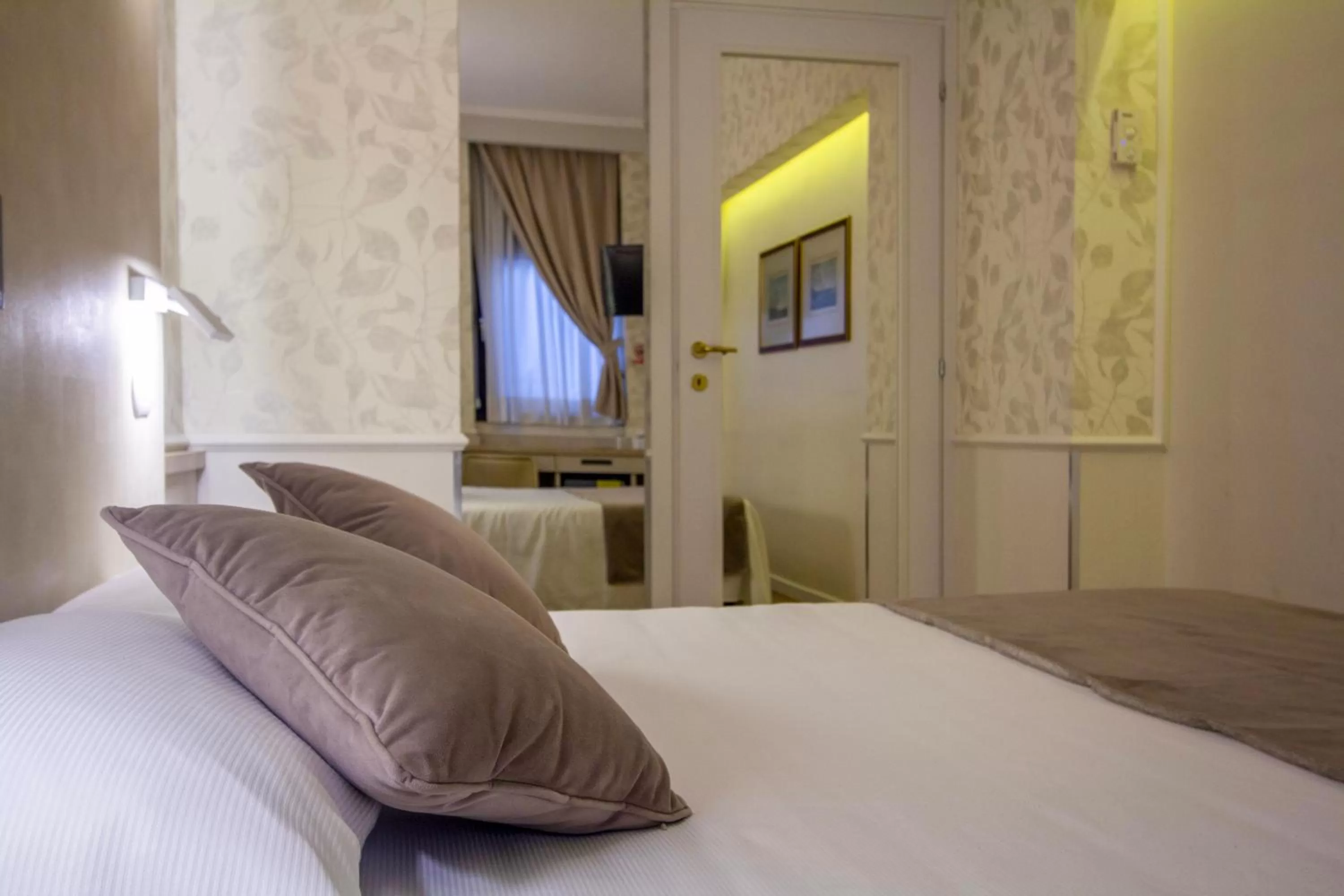 Bedroom, Bed in Hotel Flora