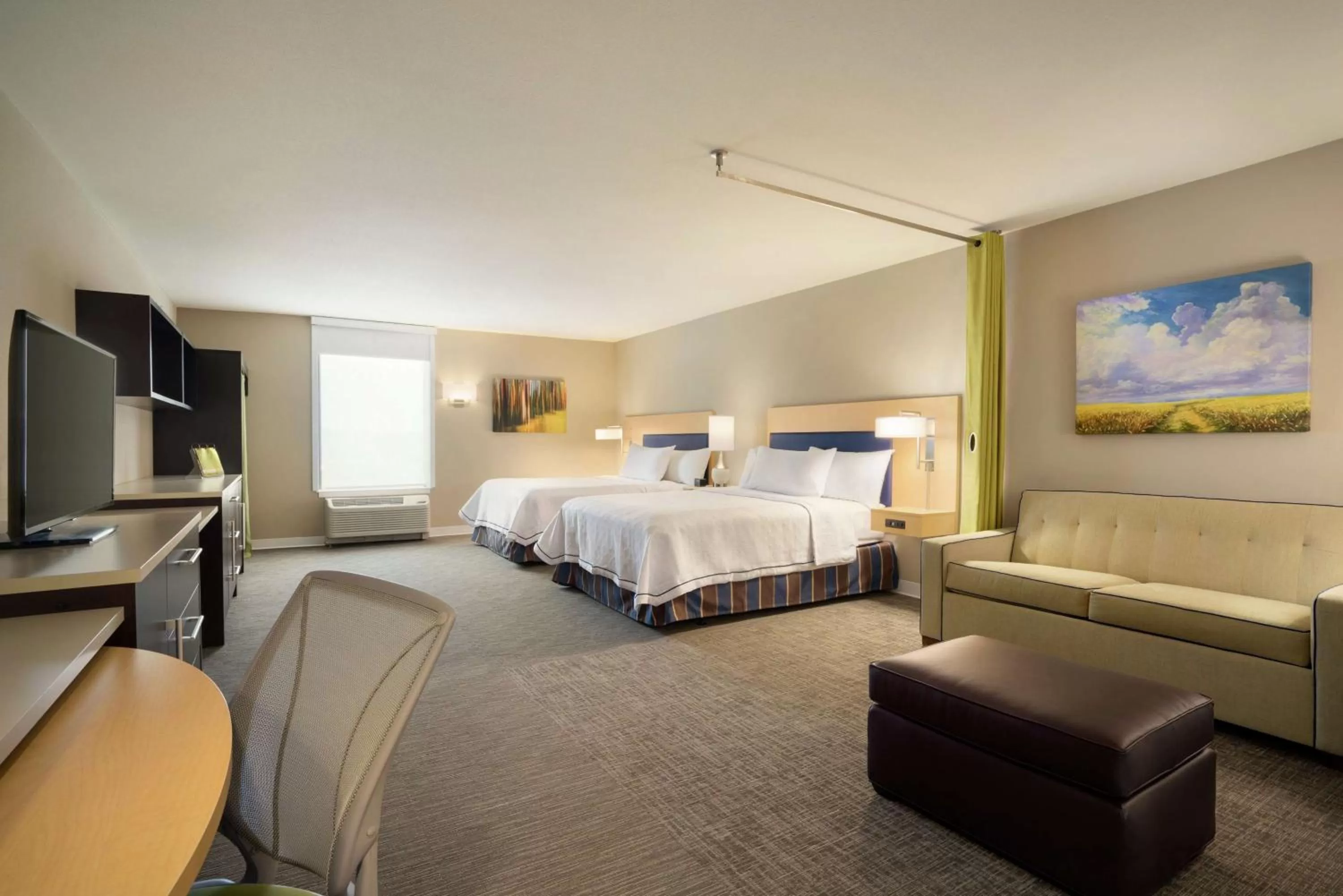 Living room, Bed in Home2 Suites By Hilton Leavenworth Downtown