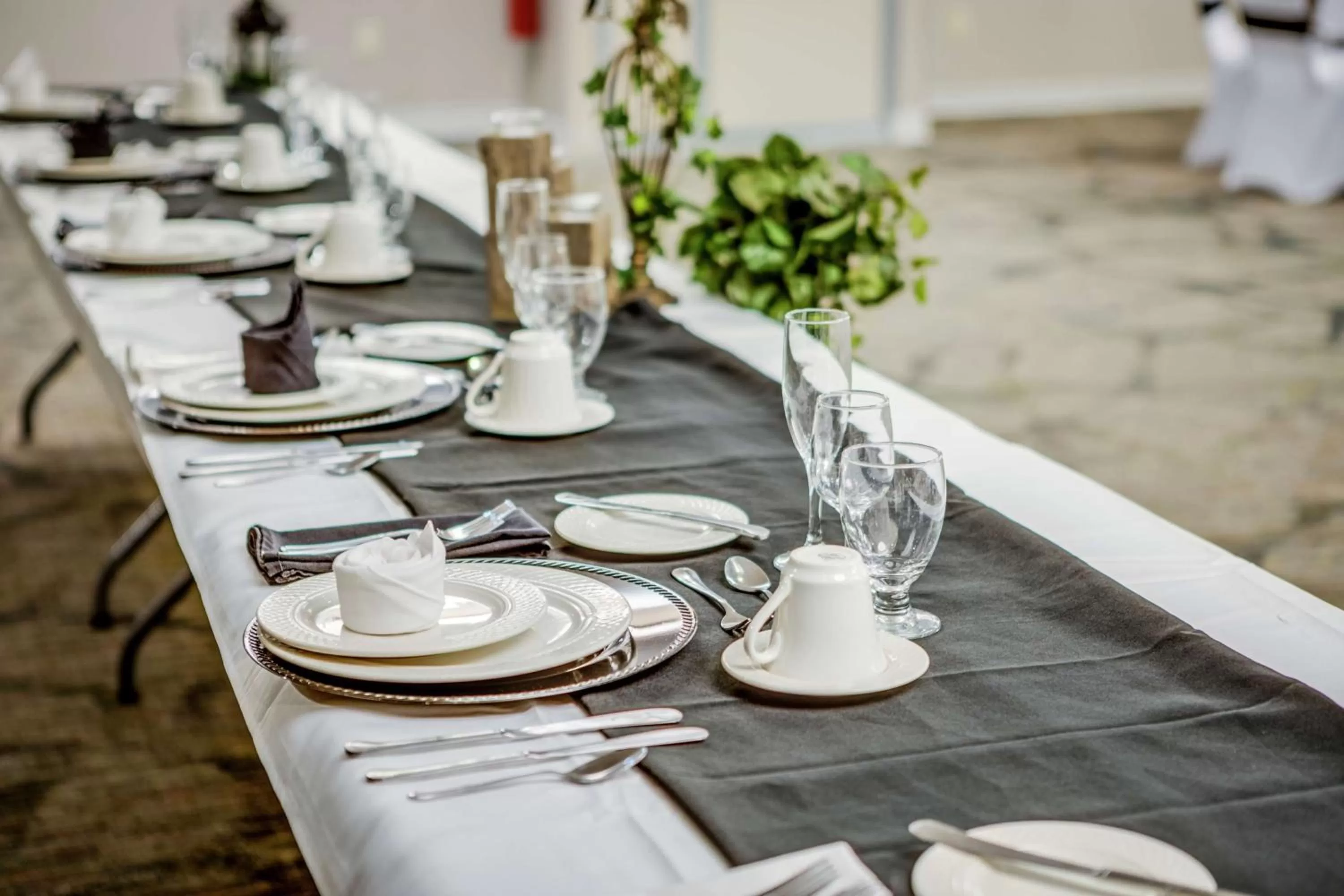 Dining area in DoubleTree by Hilton Huntington, WV