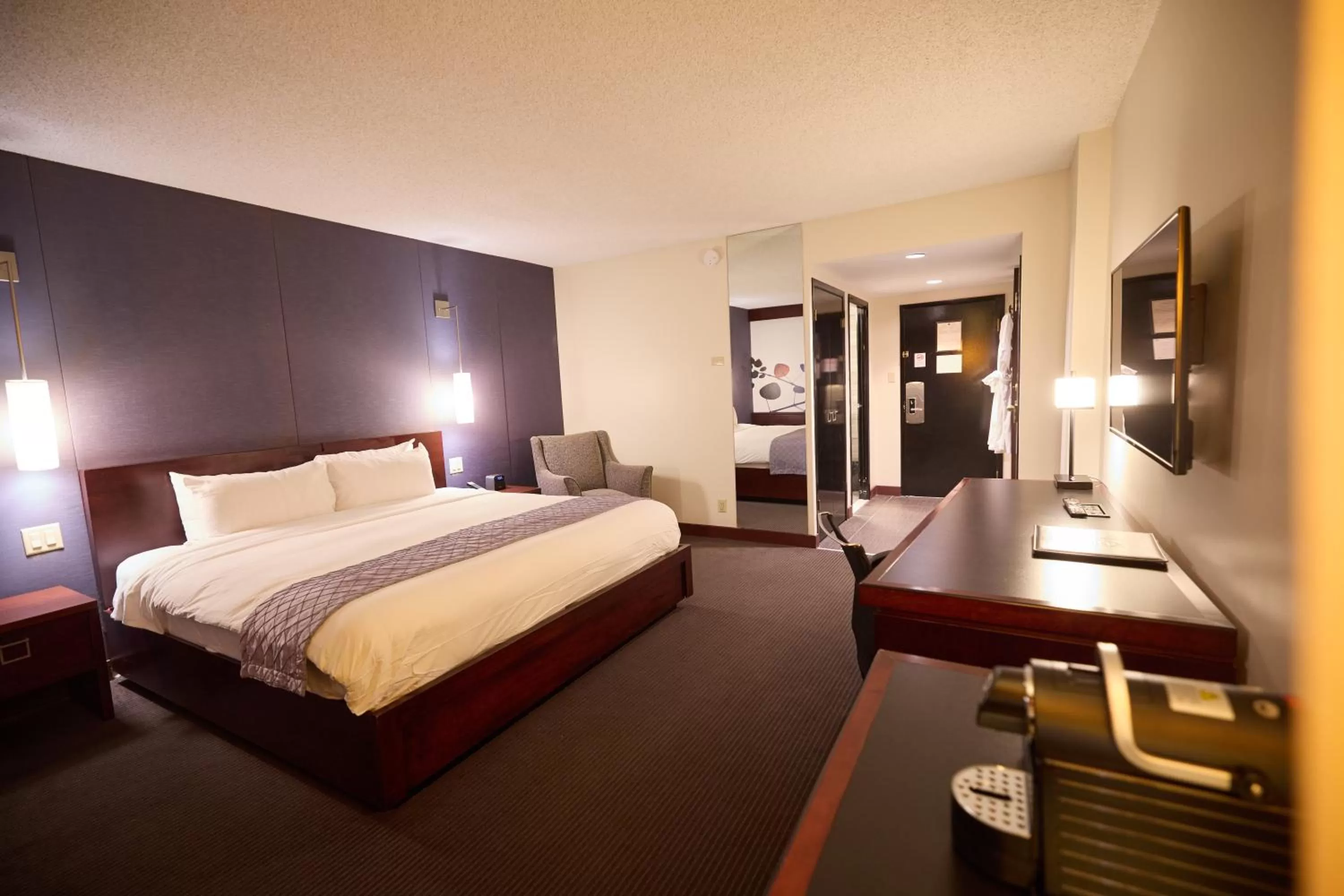 Bedroom, Bed in Hotel Ruby Foo's