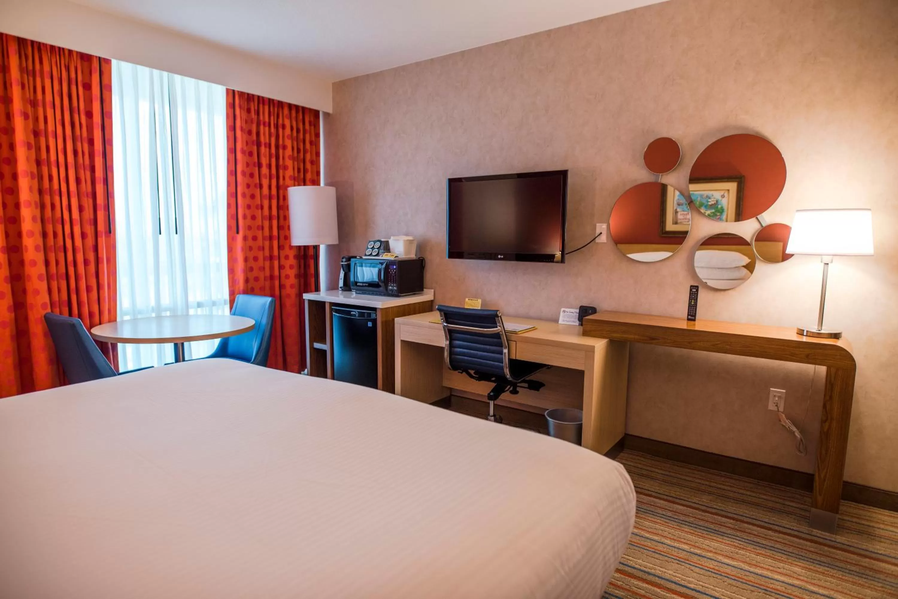 Bed in Howard Johnson by Wyndham Anaheim Hotel and Water Playground