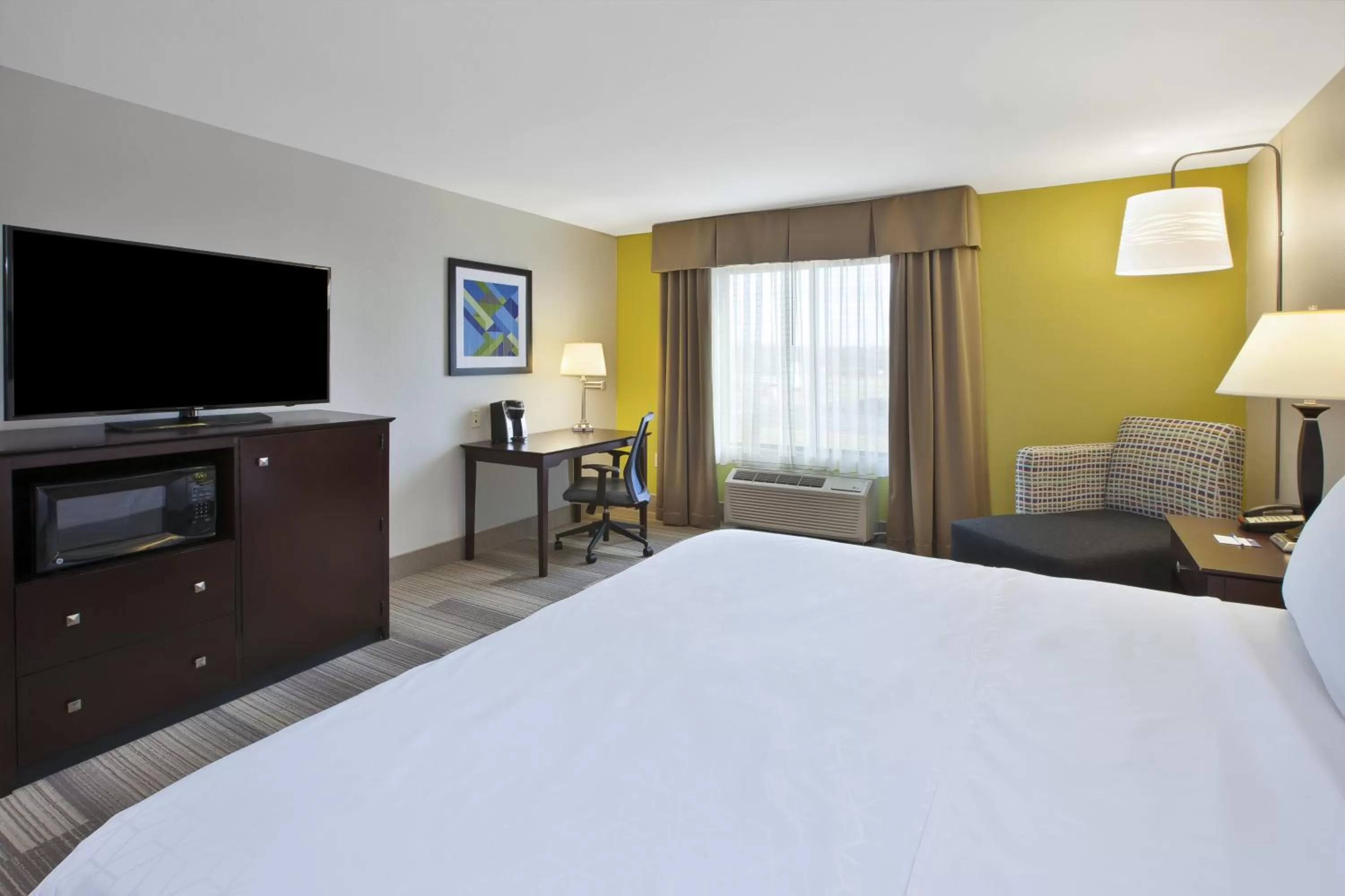 Photo of the whole room, Bed in Holiday Inn Express Niles by IHG