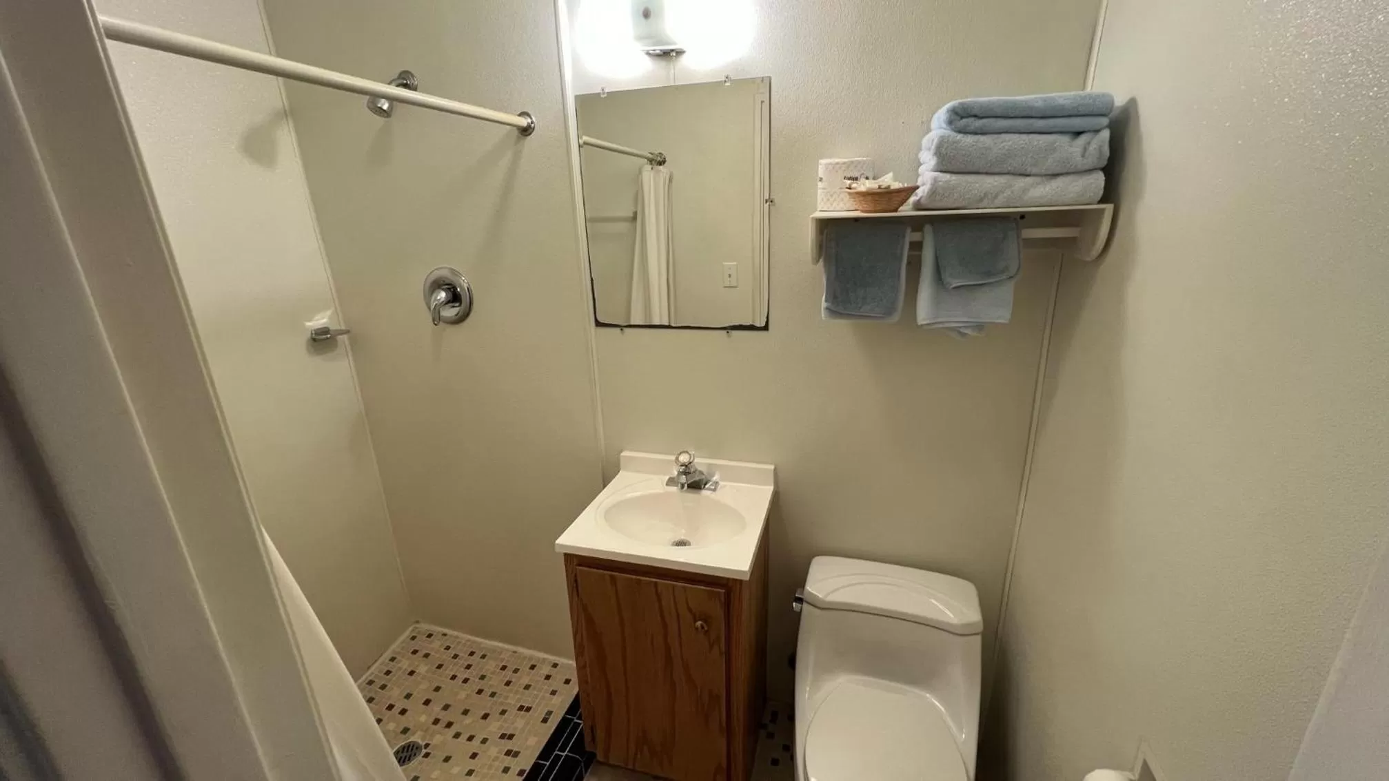 Bathroom in Four Oaks Lodging