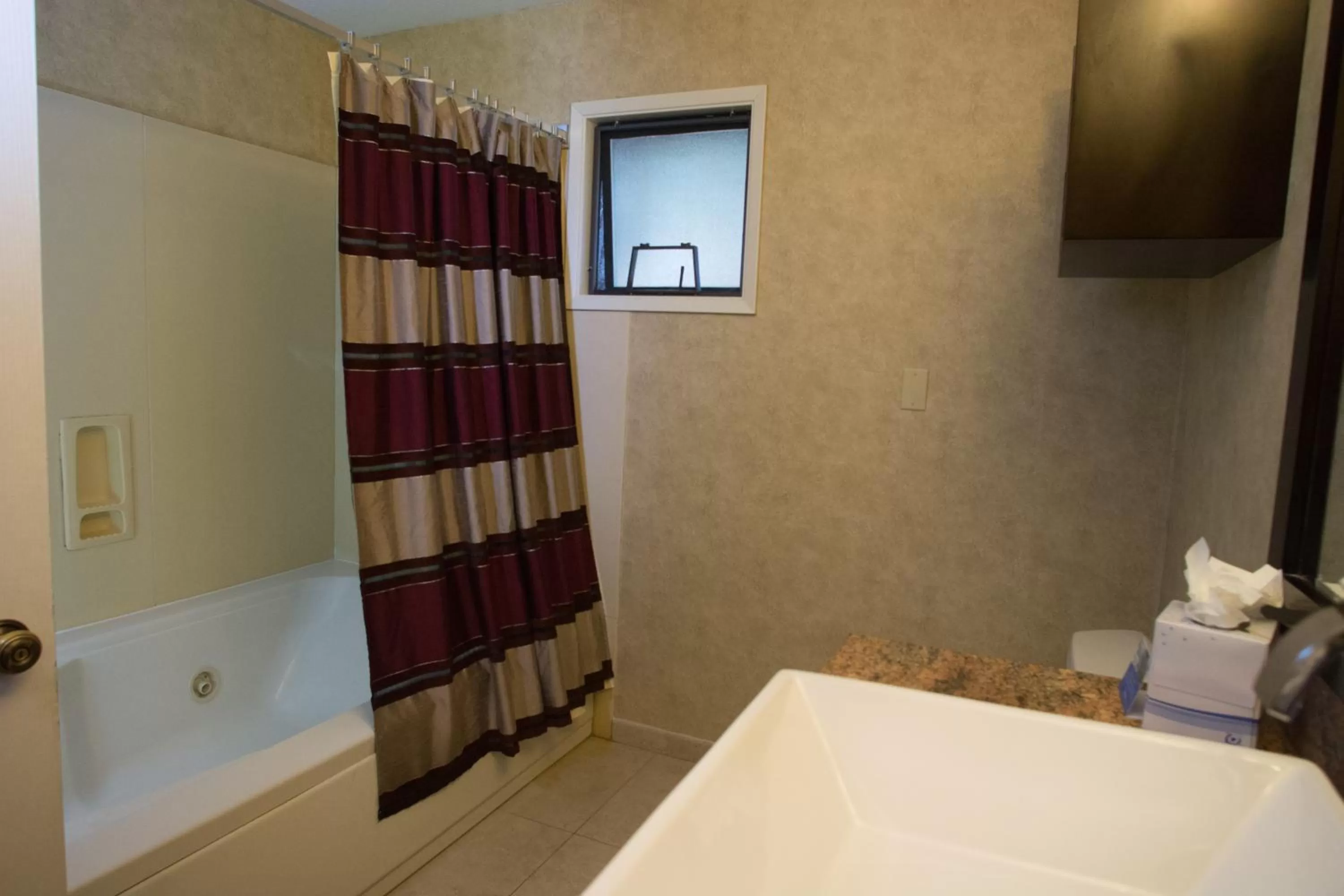 Bathroom, Bed in Rosedale Inn