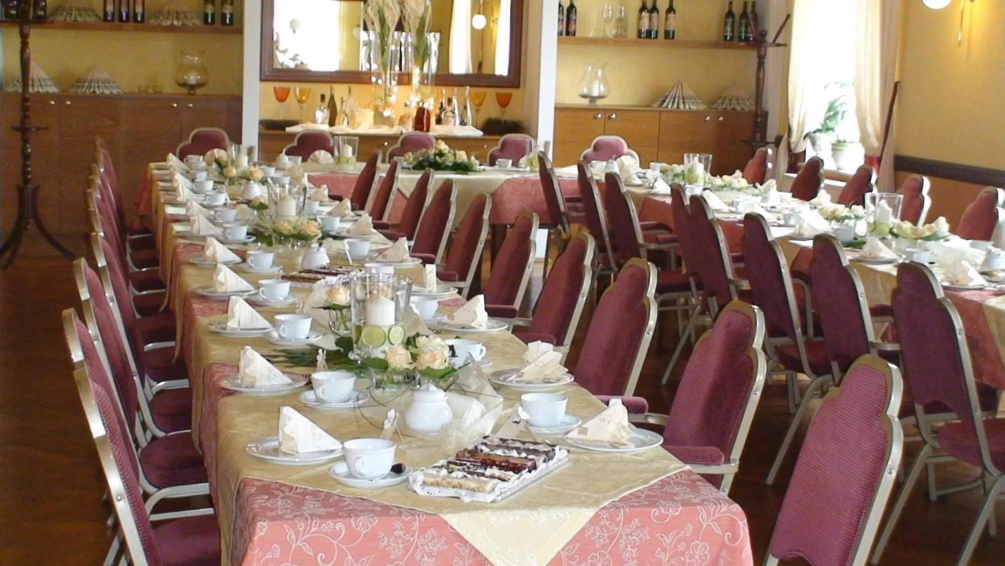 Banquet/Function facilities, Restaurant/Places to Eat in In Piazza