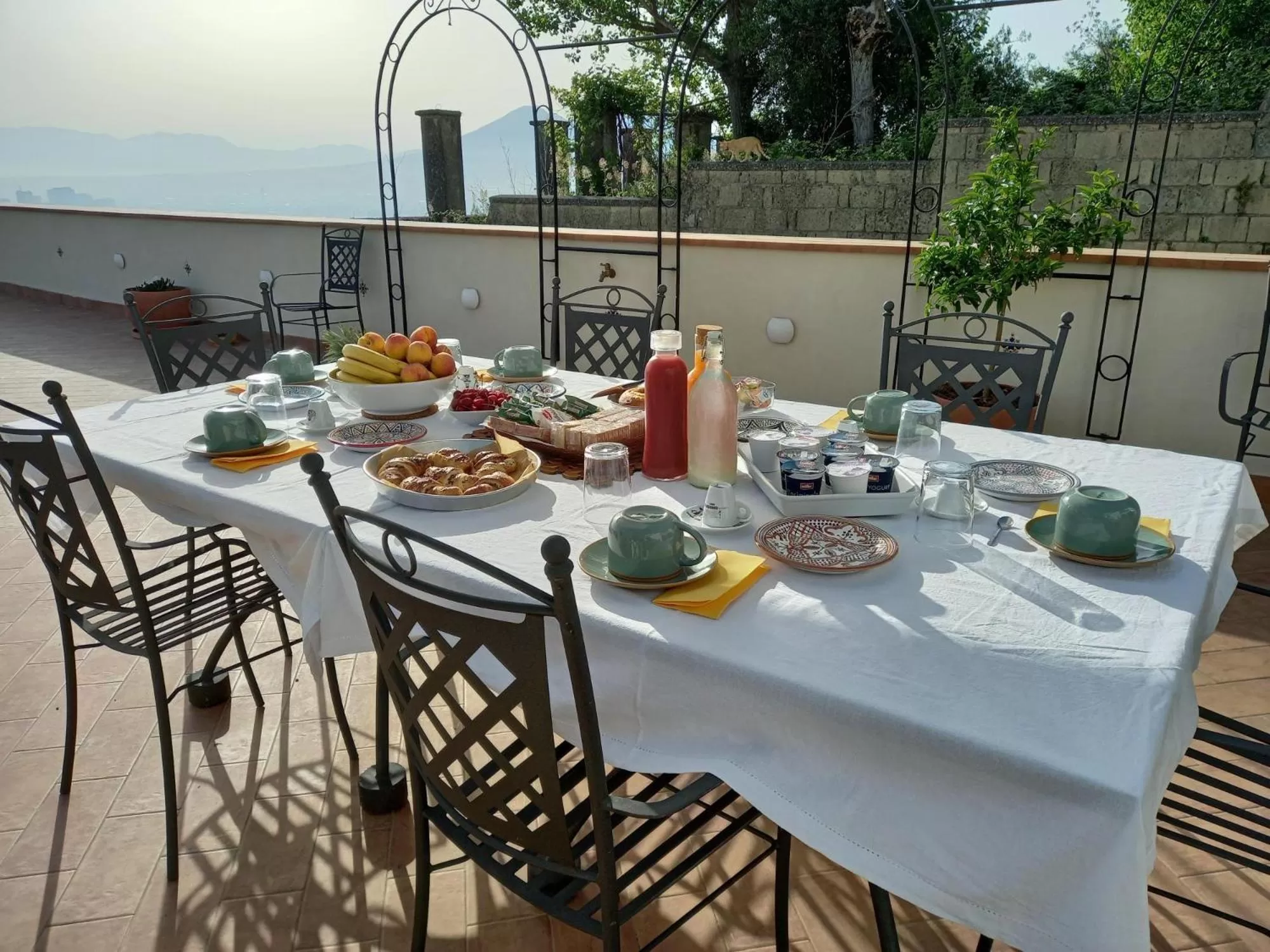 Breakfast in Le Petit Palais - Naples
