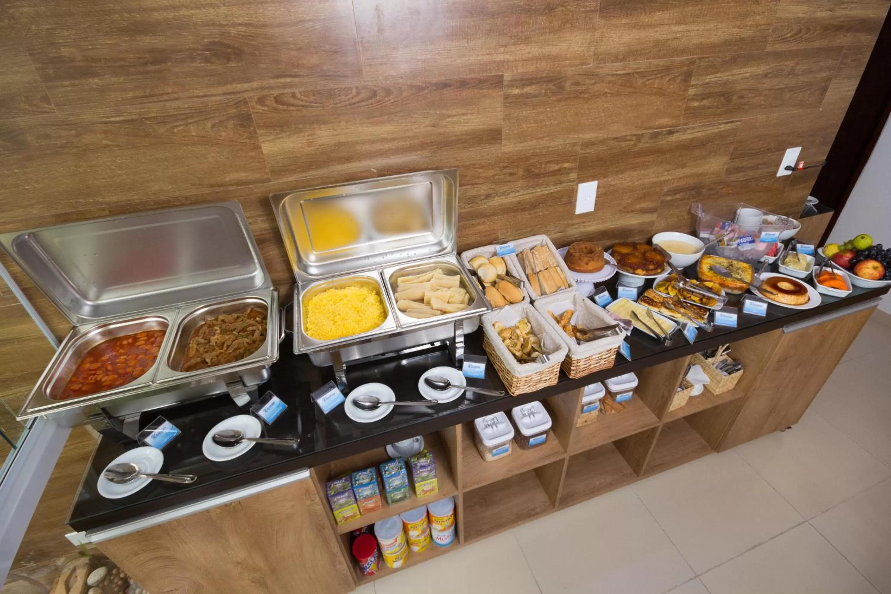 Buffet breakfast in Pousada Kanoas