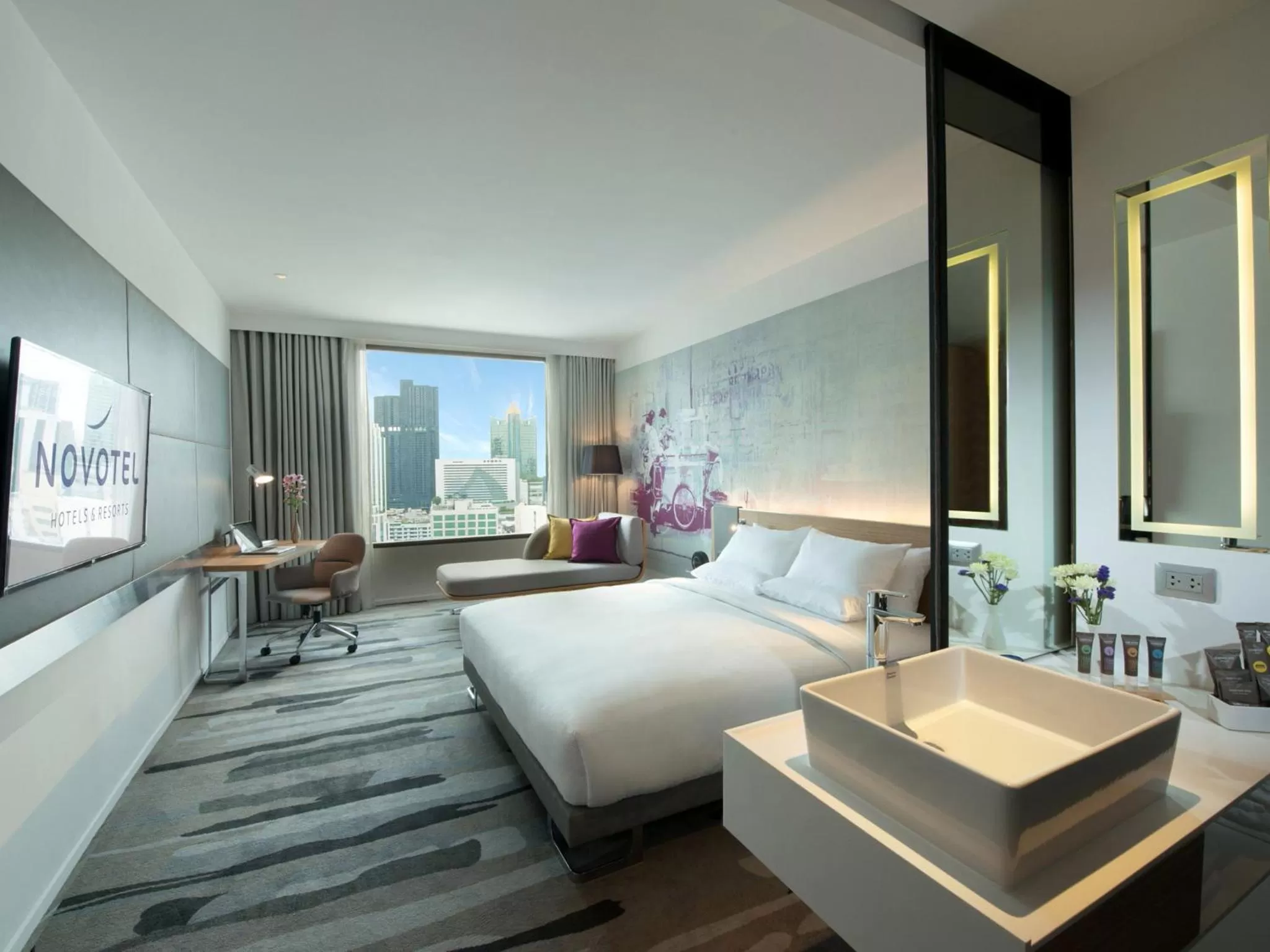 Photo of the whole room, Bed in Novotel Bangkok Sukhumvit 4