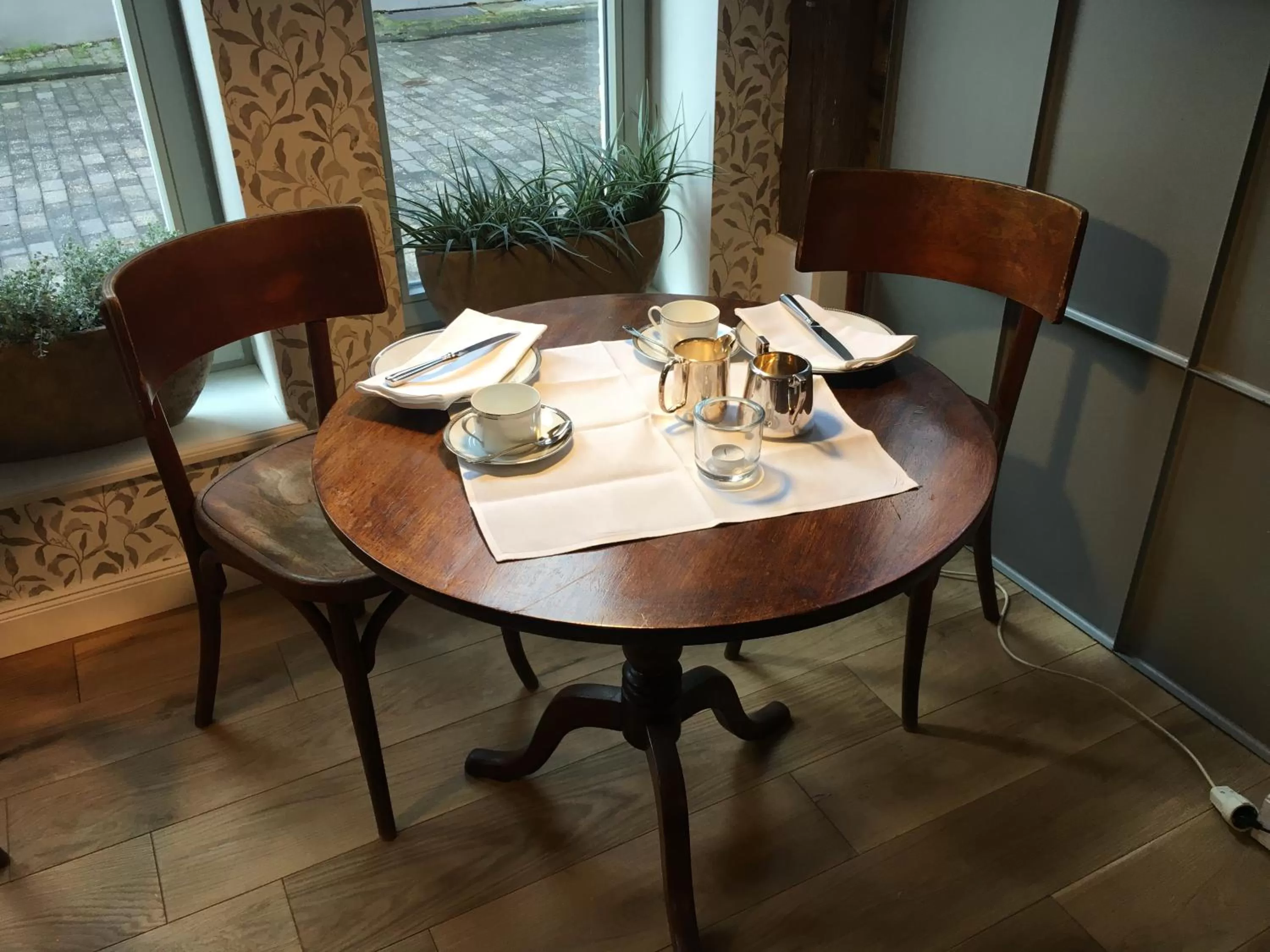 Restaurant/places to eat in Hotel No. 11