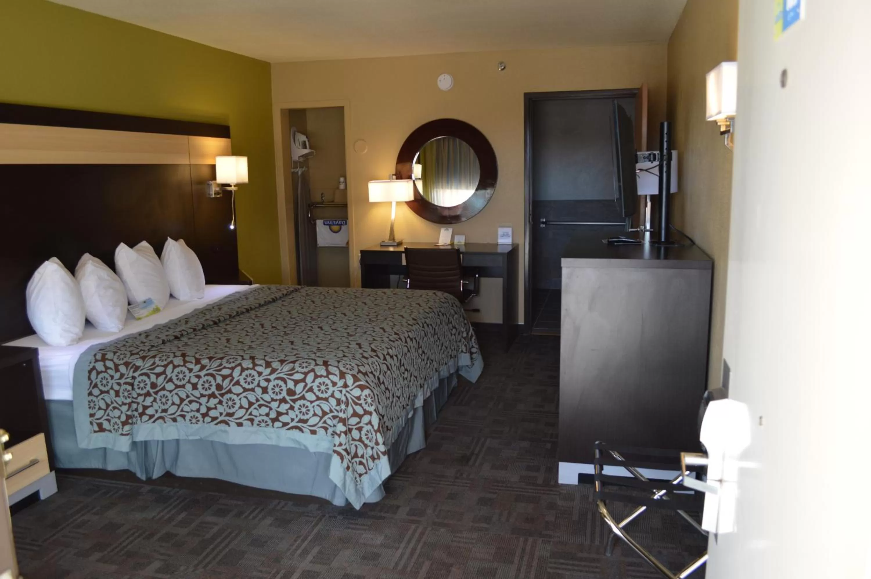 TV and multimedia, Bed in Days Inn by Wyndham Carlsbad