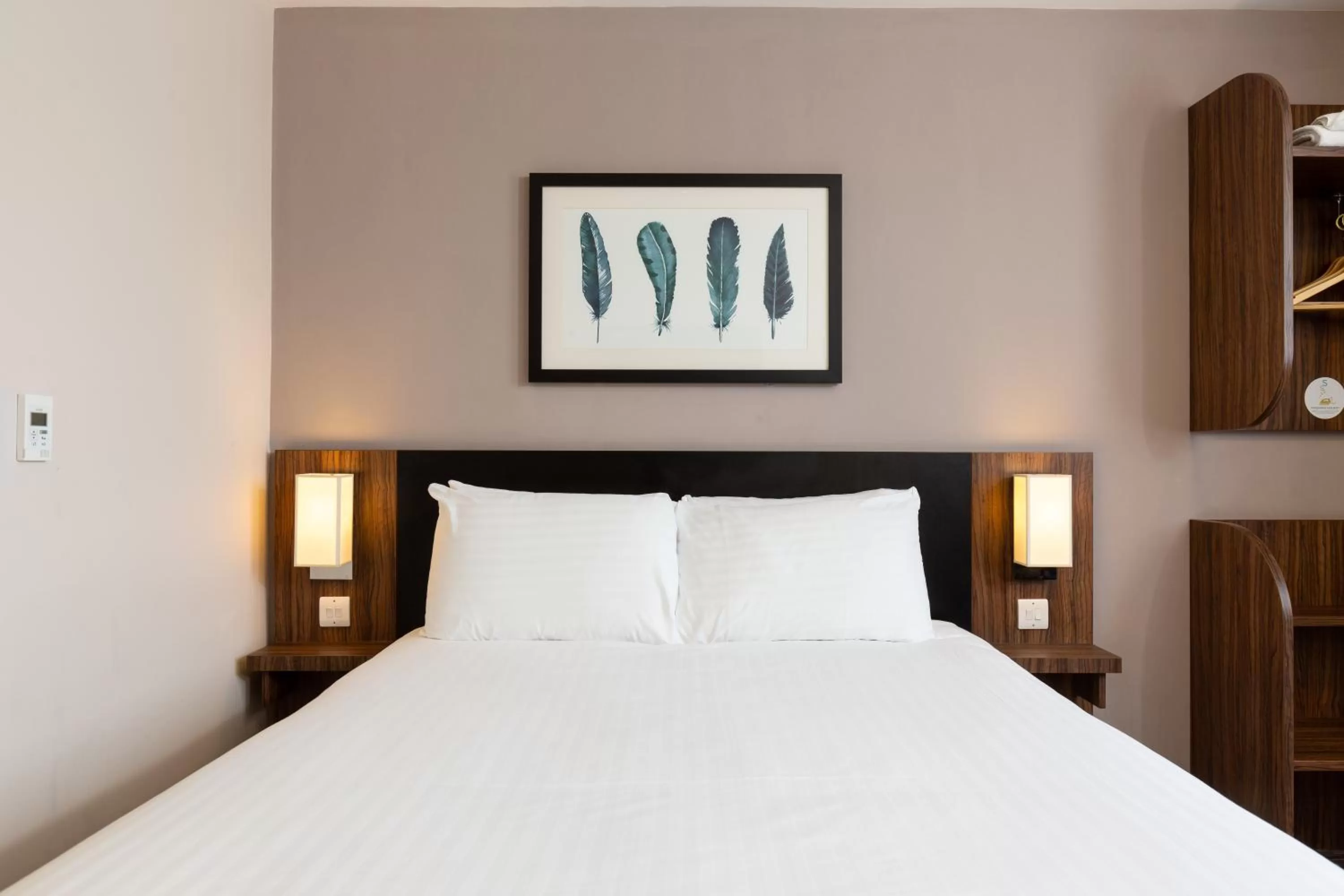 Bedroom, Bed in Sweet Chestnut, Dunfermline by Marston's Inns