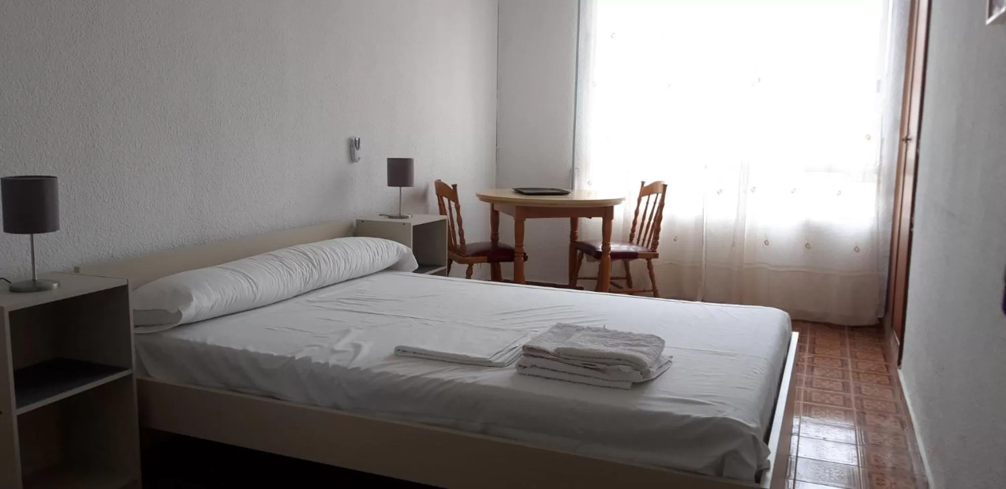 Bed in Pensión Benavente AP-7 3min coche Playa 5 min Self check-in 24h