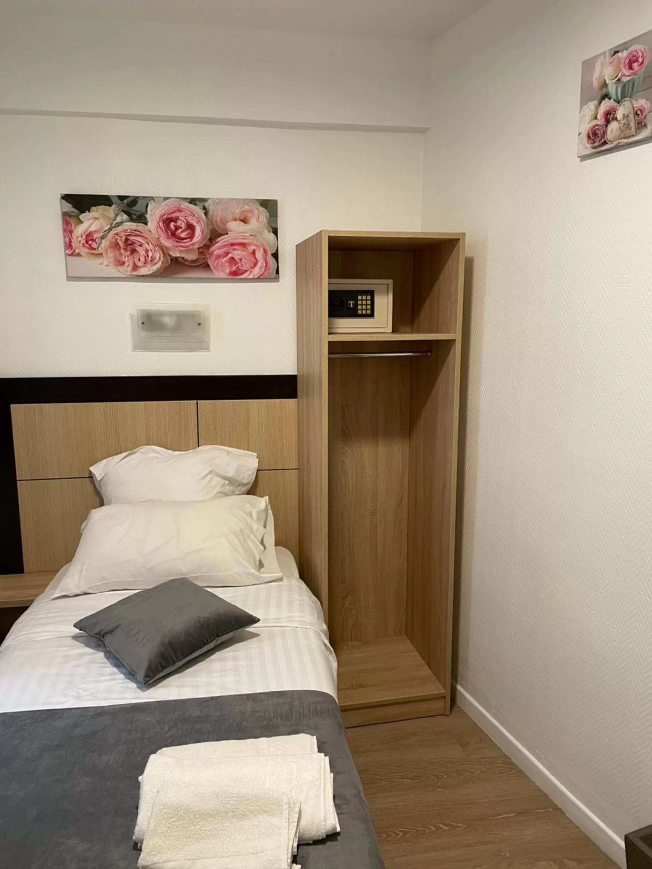 Bed in Hôtel de Bordeaux